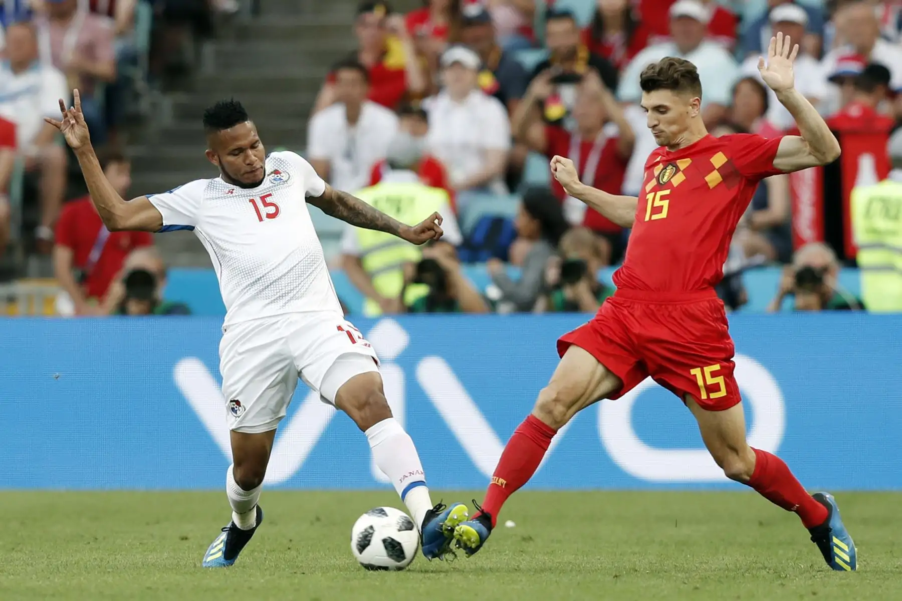 El defensa de Panamá Erick Davis (L) reta al defensor belga Thomas Meunier durante el partido de fútbol de la Copa del Mundo Rusia 2018 Grupo G entre Bélgica y Panamá en el Estadio Fisht de Sochi. AFP