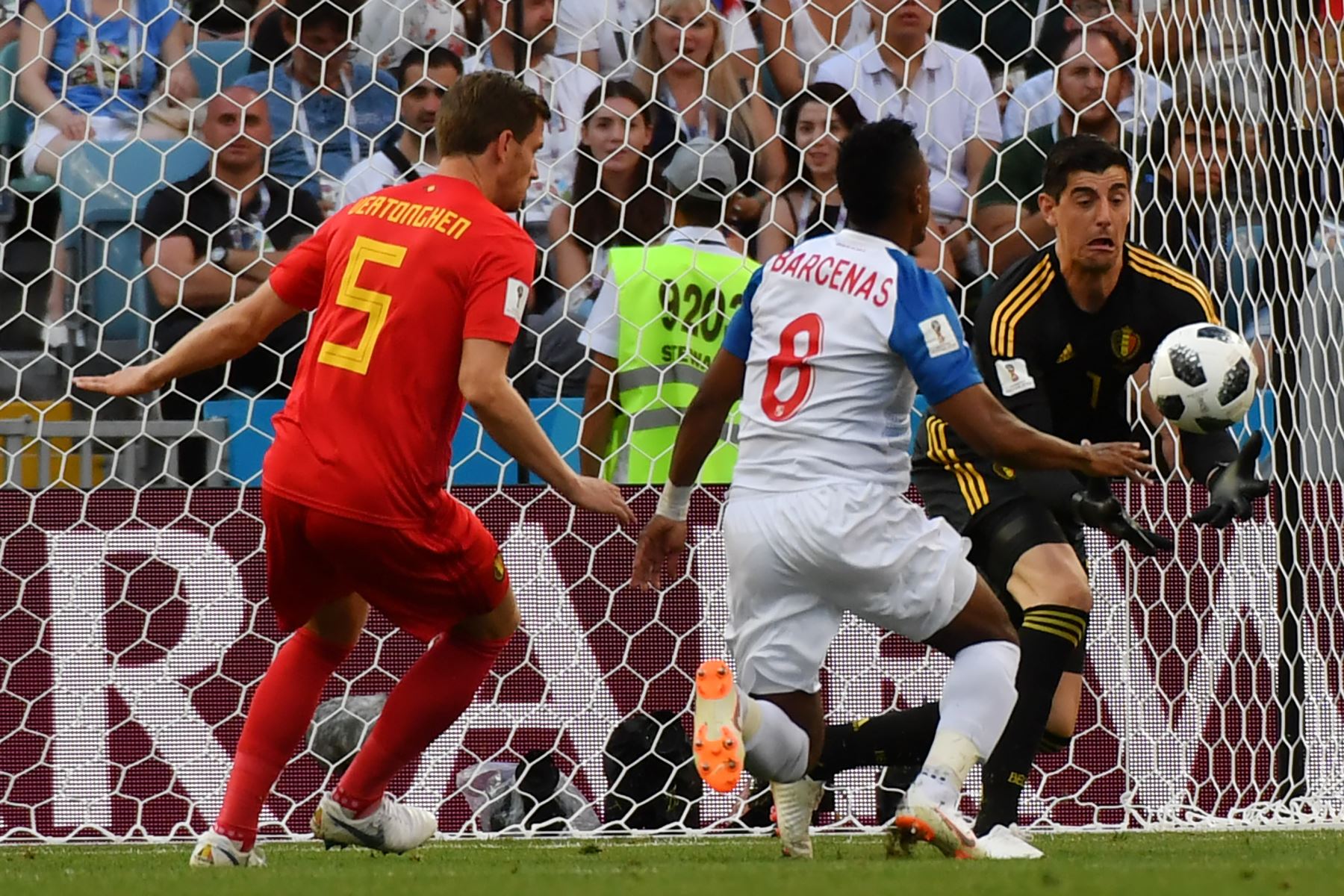 El portero belga Thibaut Courtois (R) corre para atrapar el balón mientras compite con el mediocampista panameño Edgar Barcenas (C) durante el partido de fútbol del Grupo G de la Copa Mundial Rusia 2018 entre Bélgica y Panamá. AFP