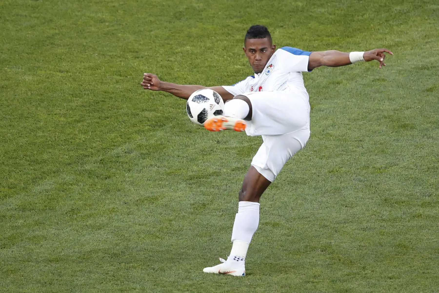 El mediocampista de Panamá Edgar Barcenas intenta una volea durante el partido de fútbol de la Copa del Mundo Rusia 2018 Grupo G entre Bélgica y Panamá. AFP