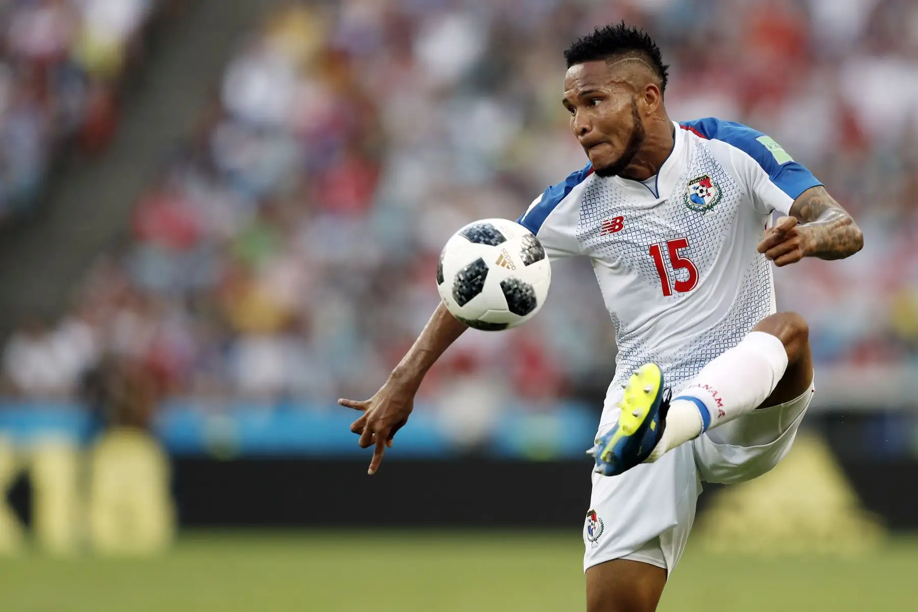 El defensa de Panamá Erick Davis controla el balón durante el partido de fútbol de la Copa del Mundo Rusia 2018 Grupo G entre Bélgica y Panamá en el Estadio Fisht en Sochi. Foto: AFP