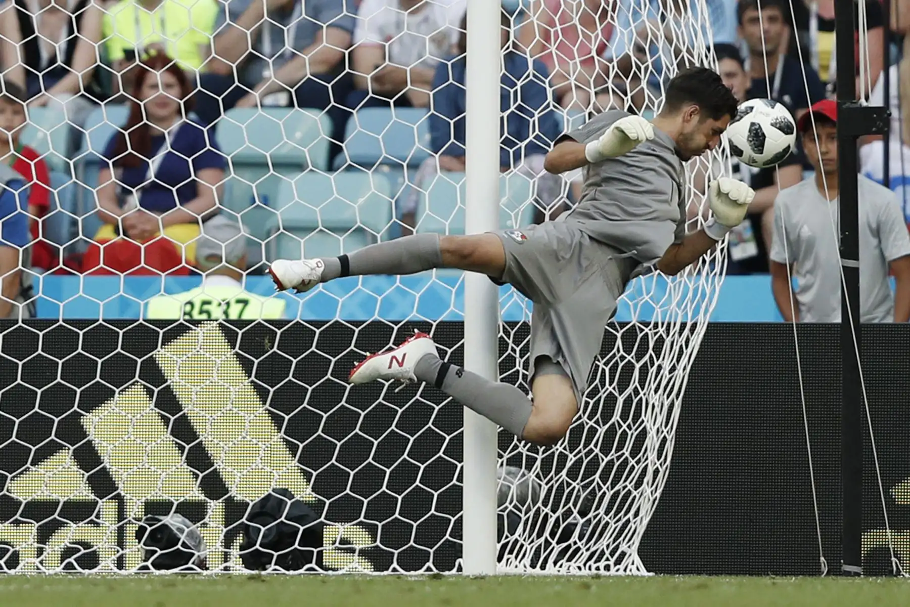 El arquero panameño Jaime Penedo salta para detener el balón durante el partido de fútbol del Grupo G de Rusia World Cup 2018 entre Bélgica y Panamá. AFP