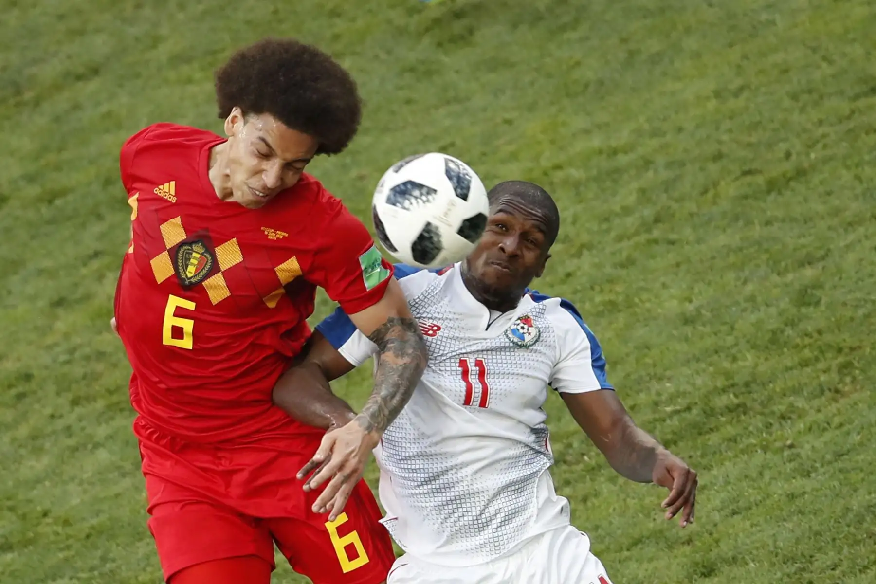 El centrocampista belga Axel Witsel (L) compite por el cabezazo con el mediocampista panameño Armando Cooper durante el partido de fútbol del Grupo G de la Copa del Mundo Rusia 2018 entre Bélgica y Panamá. AFP