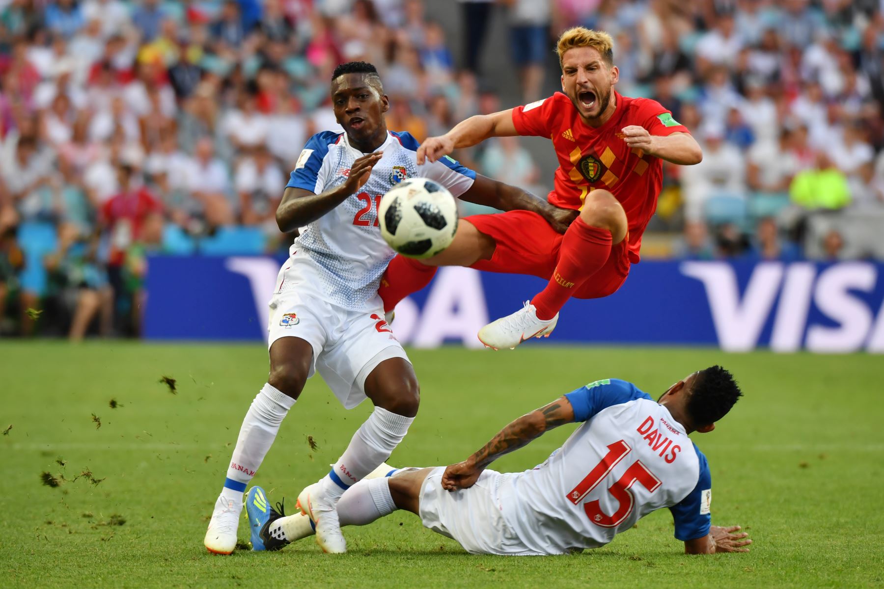 El alero de Bélgica Dries Mertens (C) reacciona mientras compite por el balón con el centrocampista José Luis Rodríguez (L) y el defensor panameño Erick Davis (R) durante el partido de fútbol del Grupo G de la Copa Mundial Rusia 2018 entre Bélgica y Panamá. AFP