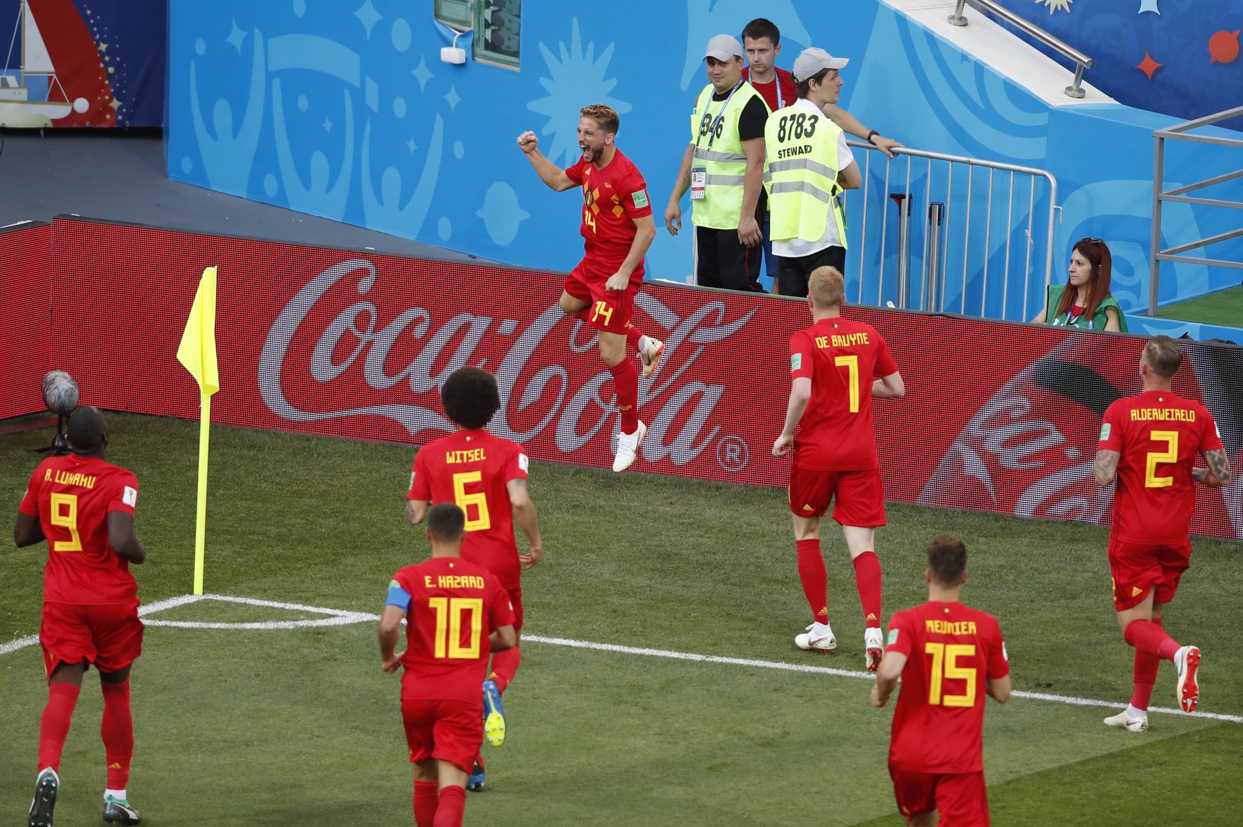 El alero de Bélgica Dries Mertens (C) celebra después de anotar el gol de apertura durante el partido de fútbol de la Copa del Mundo Rusia 2018 Grupo G entre Bélgica y Panamá en el estadio Fisht de Sochi. AFP