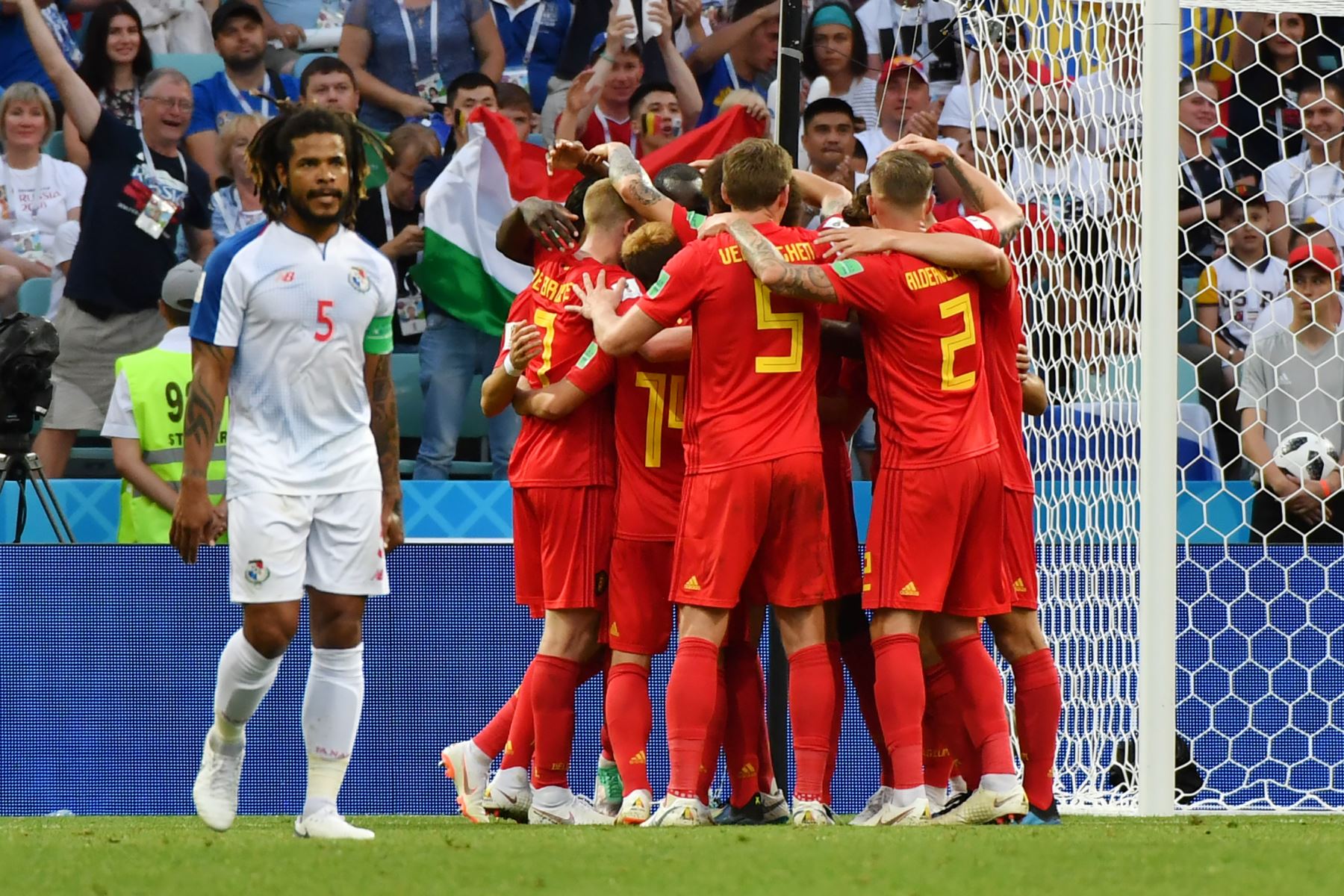 El delantero belga Romelu Lukaku  celebra con sus compañeros después de anotar un gol durante el partido de fútbol del Grupo G de la Copa Mundial Rusia 2018 entre Bélgica y Panamá. AFP