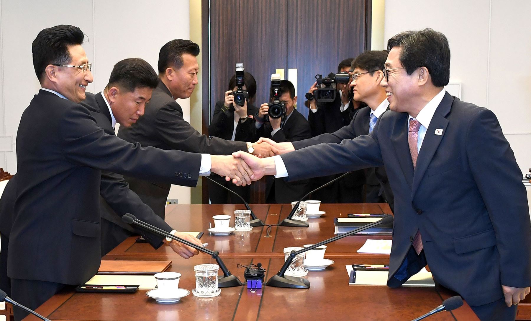 Funcionario surcoreano Jeon Choong-ryul y su homólogo norcoreano Won Kil U Foto: AFP