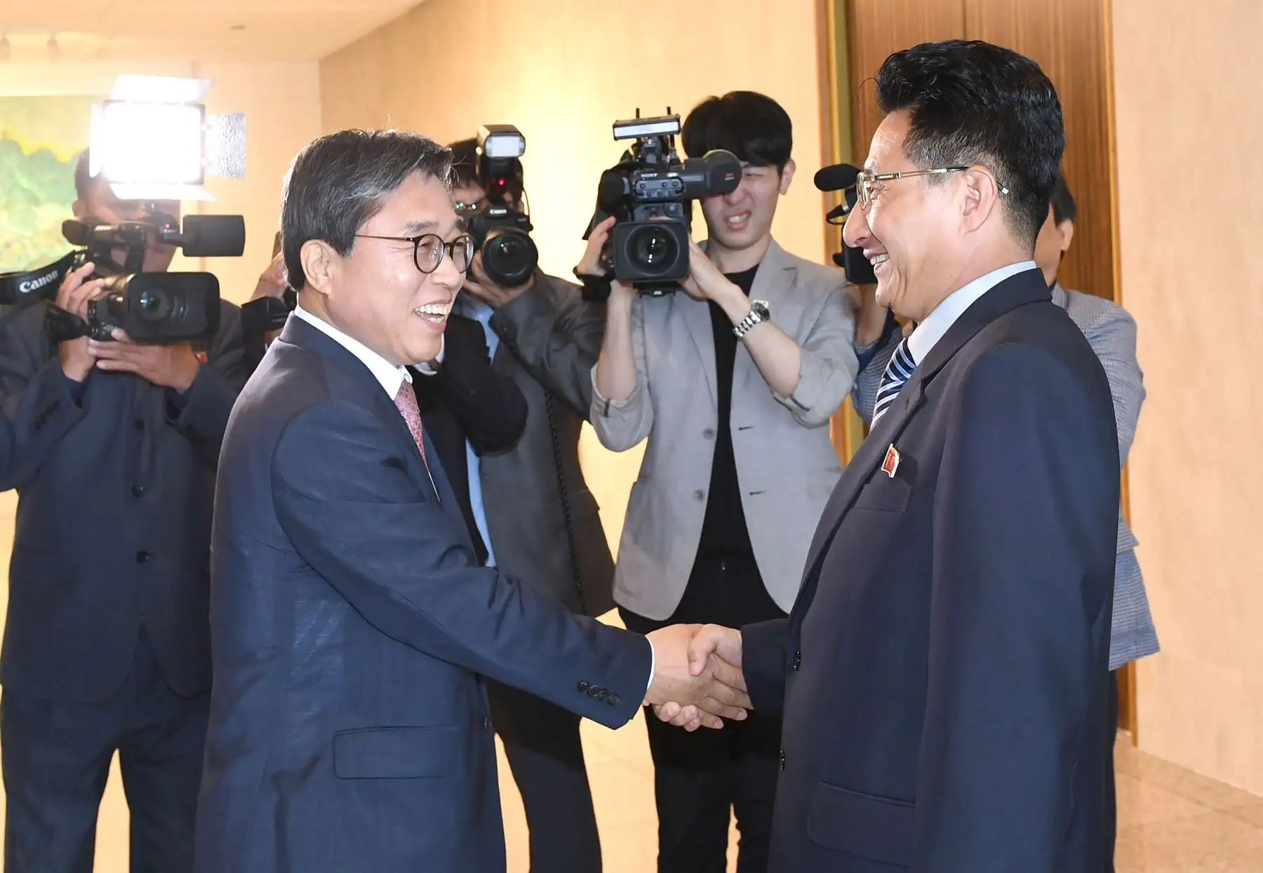 Funcionario surcoreano Jeon Choong-ryul y su homólogo norcoreano Won Kil U Foto: AFP