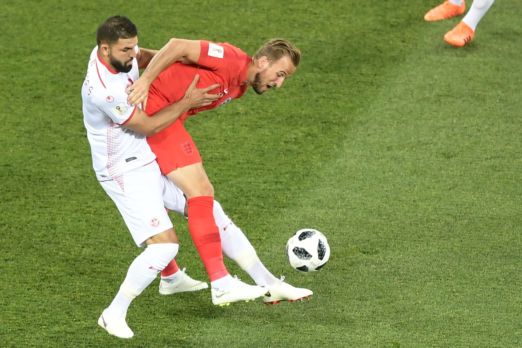 El defensor de Túnez Syam Ben Youssef (L) compite por el balón con el alero de Inglaterra Harry Kane durante el partido de fútbol de la Copa del Mundo Rusia 2018 Grupo G entre Túnez e Inglaterra en el Volgograd Arena de Volgogrado. Foto: AFP