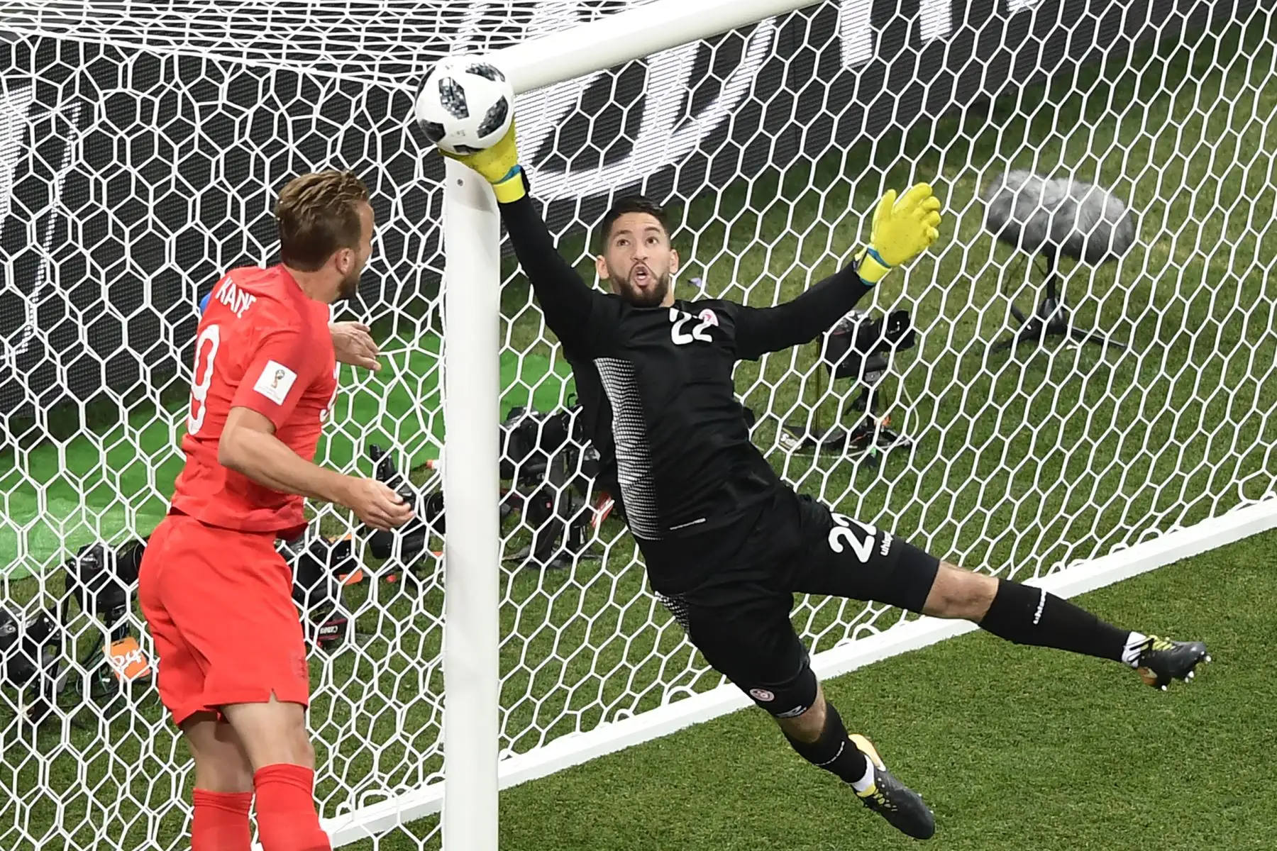 El alero de Inglaterra Harry Kane (L) compite por el balón con el portero de Túnez Mouez Hassen (R) durante el partido de fútbol del Grupo G de la Copa del Mundo Rusia 2018 entre Túnez e Inglaterra. AFP