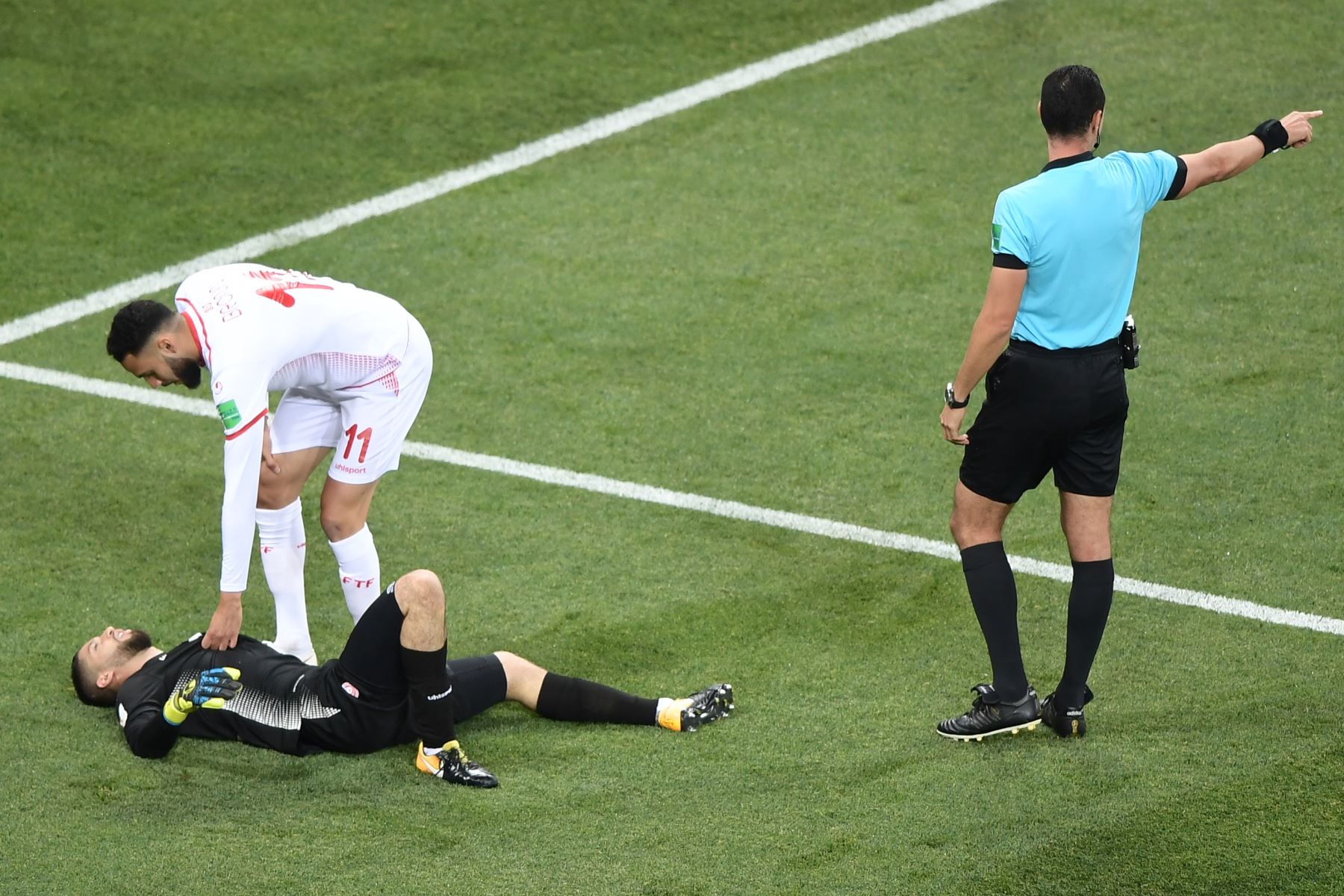 El defensa de Túnez Dylan Bronn (2L) reacciona con el portero de Túnez Mouez Hassen durante el partido de fútbol de la Copa del mundo Rusia 2018 Grupo G entre Túnez e Inglaterra en el Volgogrado. AFP