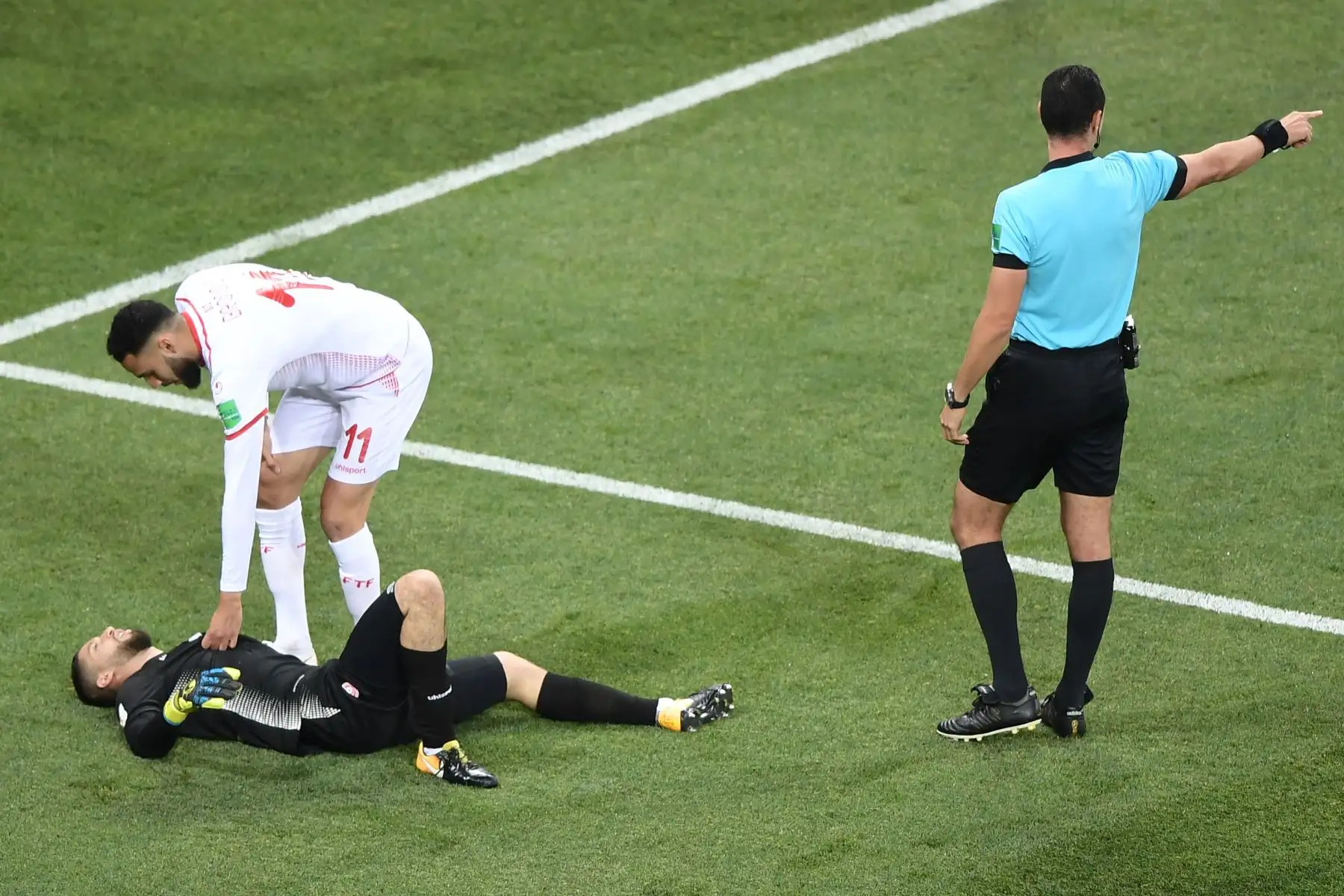 El defensa de Túnez Dylan Bronn (2L) reacciona con el portero de Túnez Mouez Hassen durante el partido de fútbol de la Copa del mundo Rusia 2018 Grupo G entre Túnez e Inglaterra en el Volgogrado. AFP