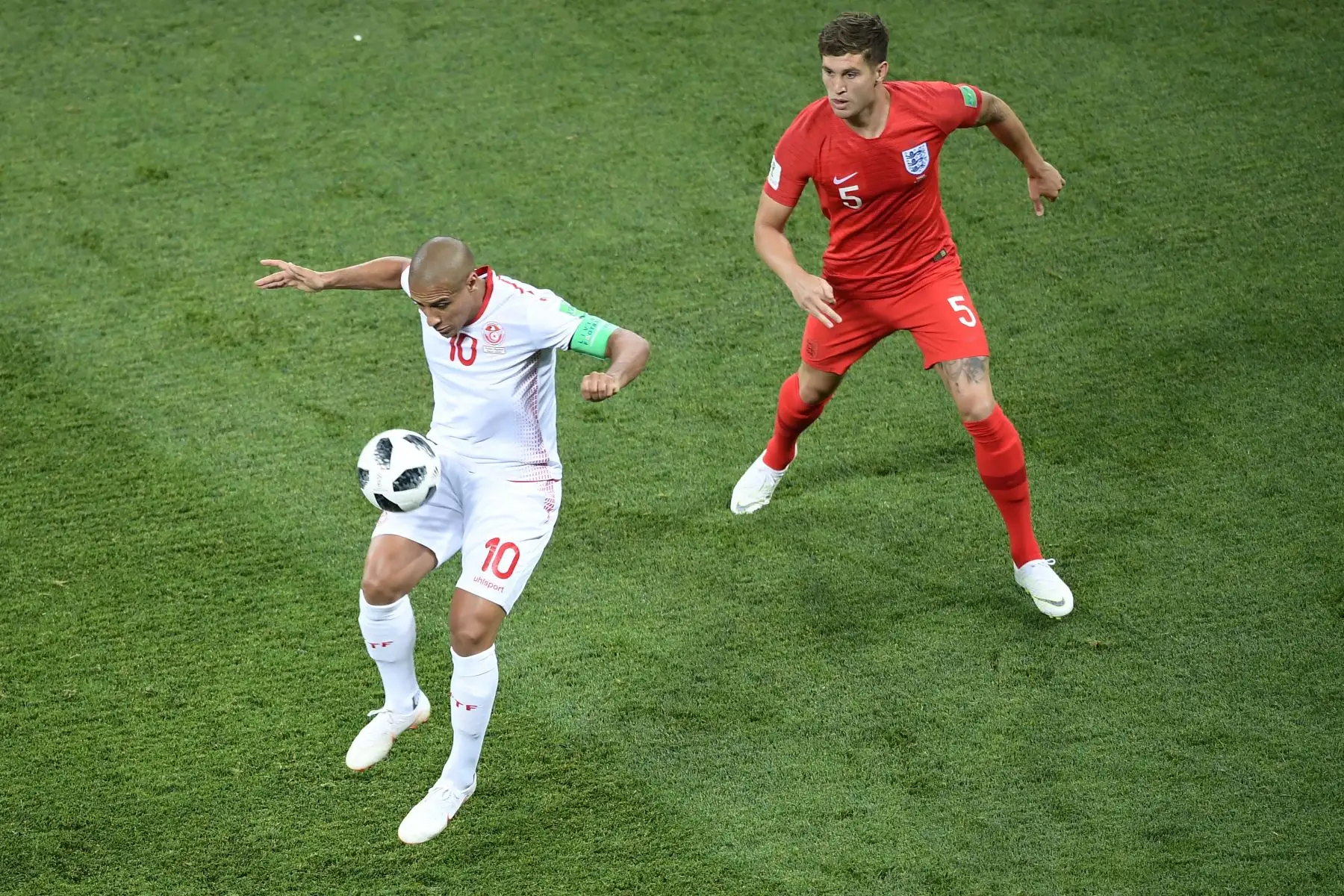 El delantero de Túnez Wahbi Khazri (L) compite por el balón con el defensor de Inglaterra John Stones durante el partido de fútbol de la Copa del Mundo Rusia 2018 Grupo G entre Túnez e Inglaterra. AFP