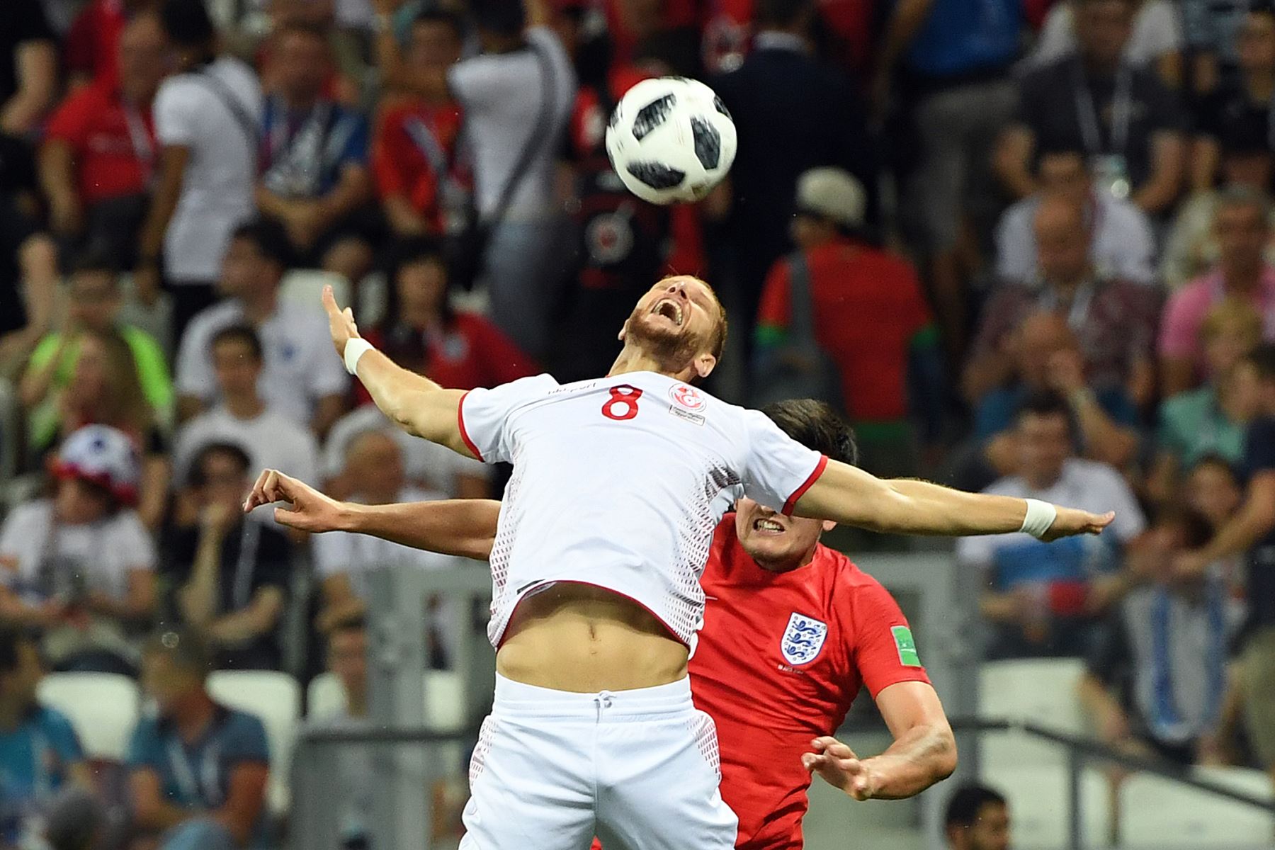 El delantero Fakhreddine Ben Youssef de Túnez (L) compite con el defensor de Inglaterra Harry Maguire durante el partido de fútbol del Grupo G de la Copa del Mundo Rusia 2018 entre Túnez e Inglaterra. AFP