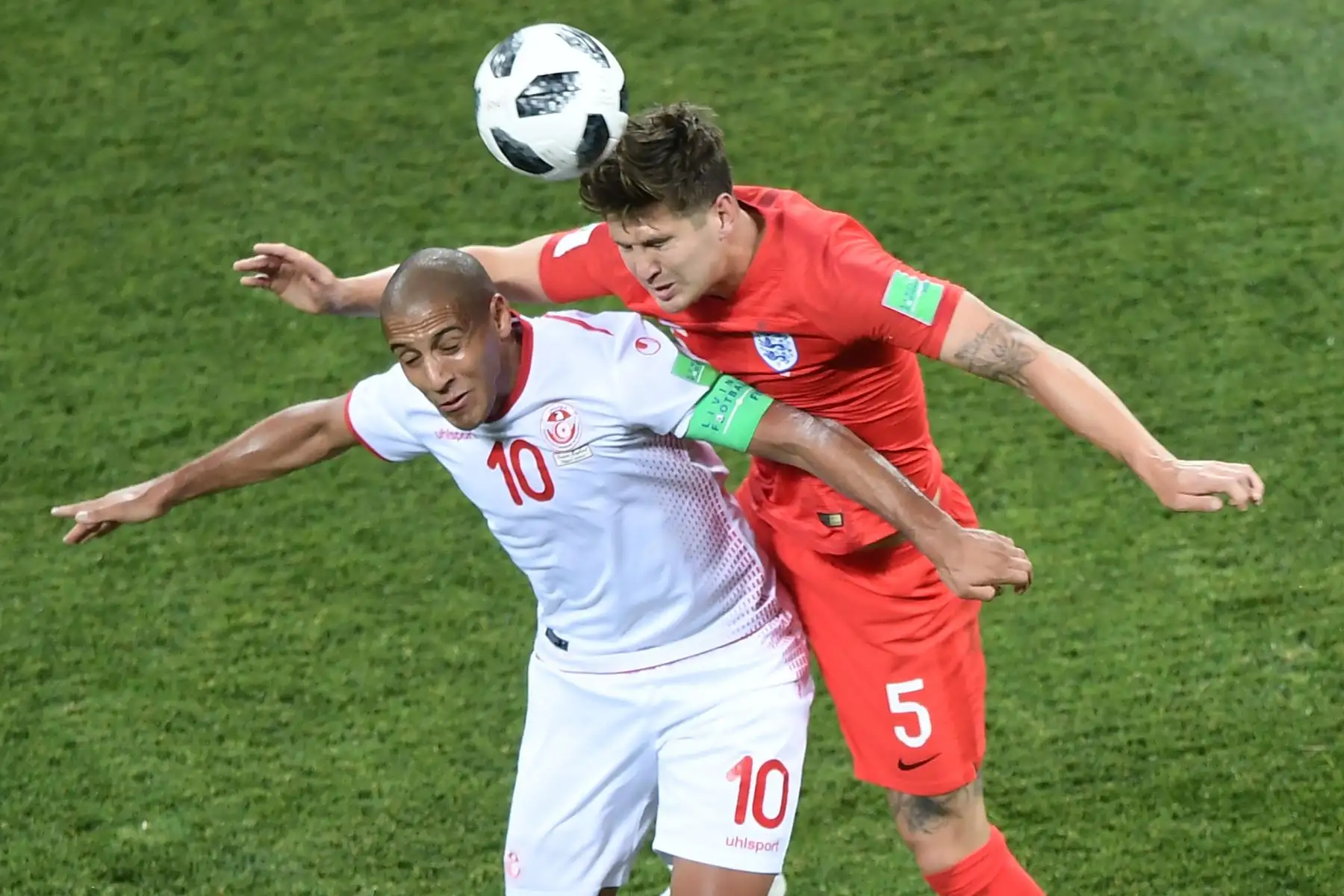El delantero de Túnez Wahbi Khazri (L) compite por el balón con el defensor de Inglaterra John Stones durante el partido de fútbol de la Copa del Mundo Rusia 2018 Grupo G entre Túnez e Inglaterra. AFP
