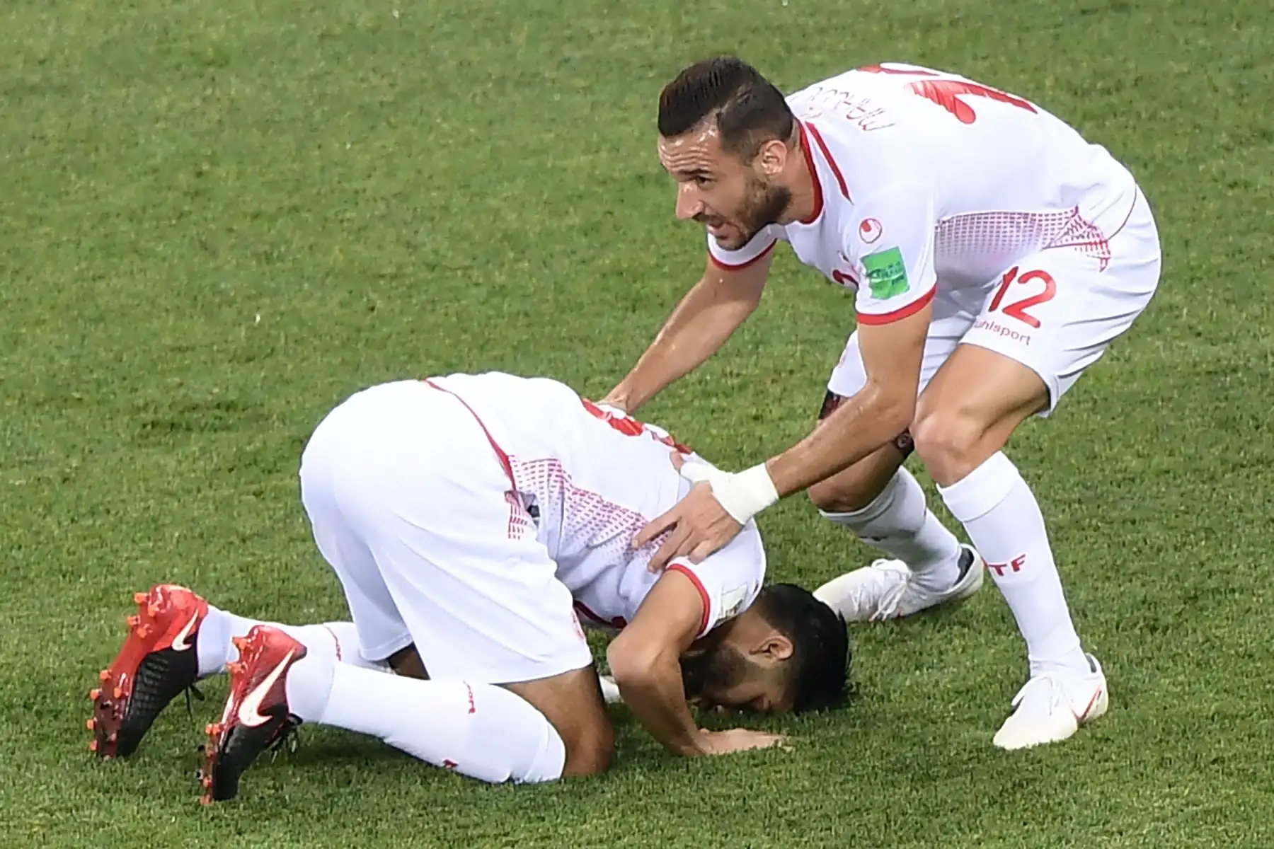 El centrocampista de Túnez Ferjani Sassi (L) celebra después de anotar un penal durante el partido de fútbol de la Copa del Mundo Rusia 2018 Grupo G entre Túnez e Inglaterra