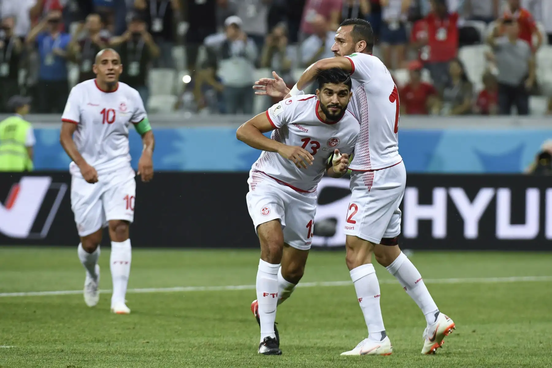 El centrocampista de Túnez Ferjani Sassi (L) celebra después de anotar un penal durante el partido de fútbol de la Copa del Mundo Rusia 2018 Grupo G entre Túnez e Inglaterra