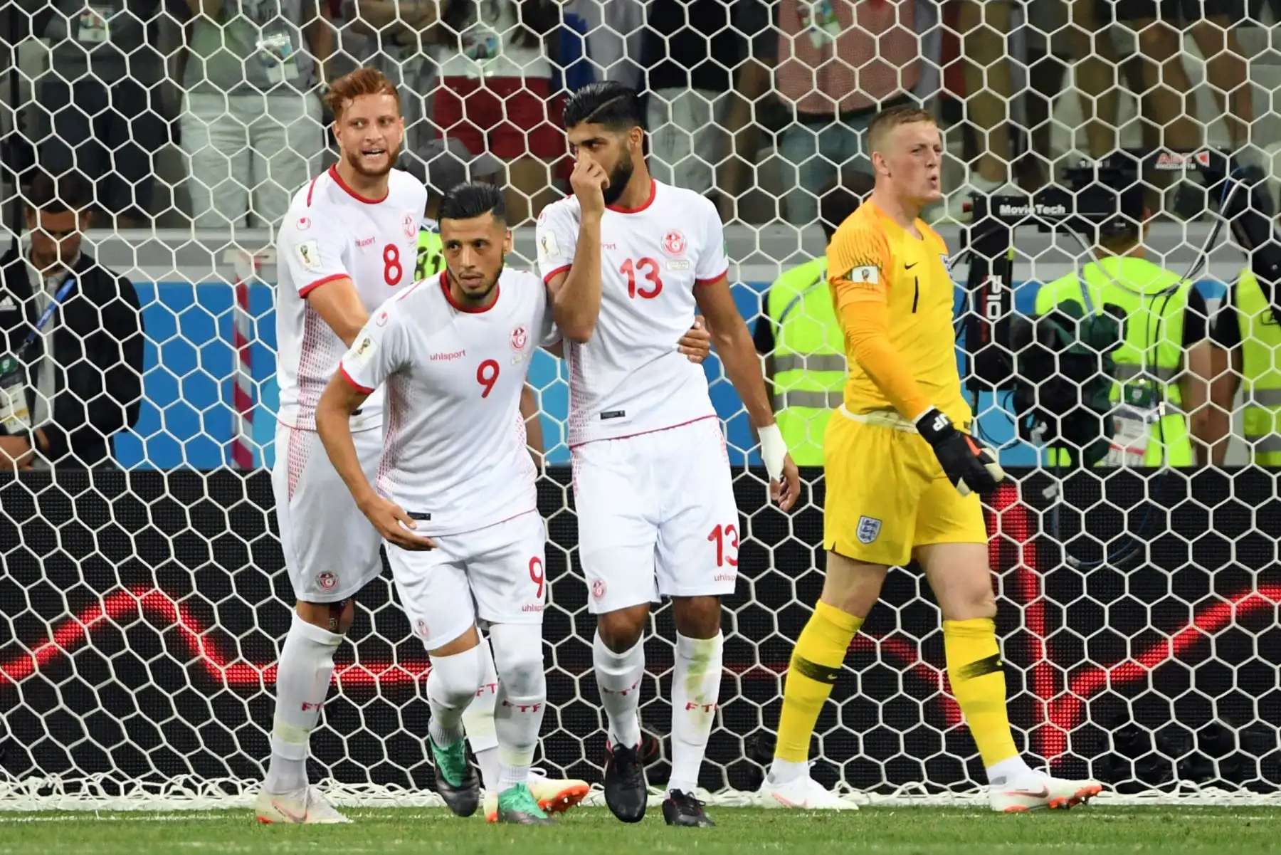 El centrocampista de Túnez Ferjani Sassi (L) celebra después de anotar un penal durante el partido de fútbol de la Copa del Mundo Rusia 2018 Grupo G entre Túnez e Inglaterra. AFP