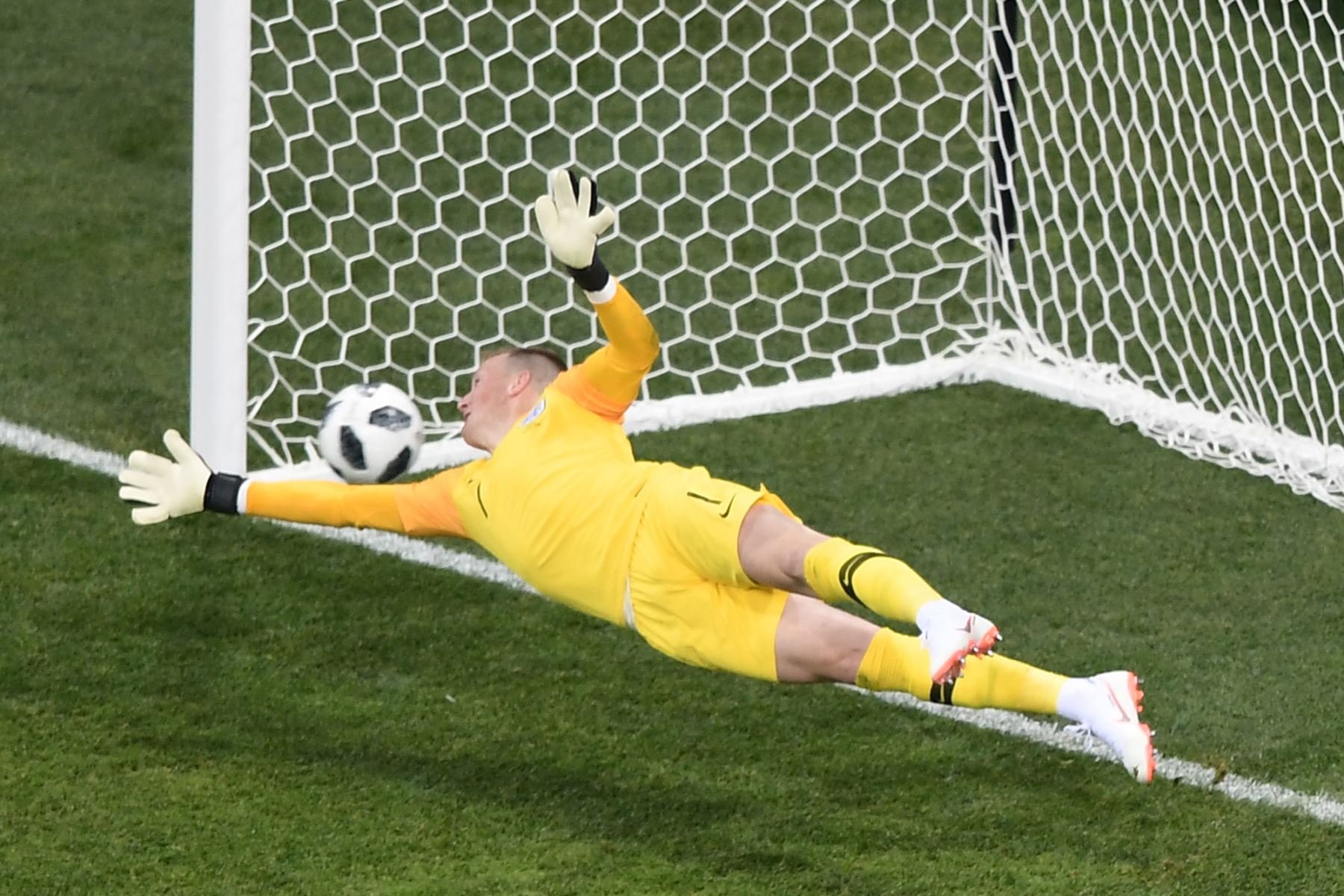 El portero de Inglaterra, Jordan Pickford, no puede detener un lanzamiento de penalti durante el partido de fútbol de la Copa del Mundo Rusia 2018 Grupo G entre Túnez e Inglaterra.AFP