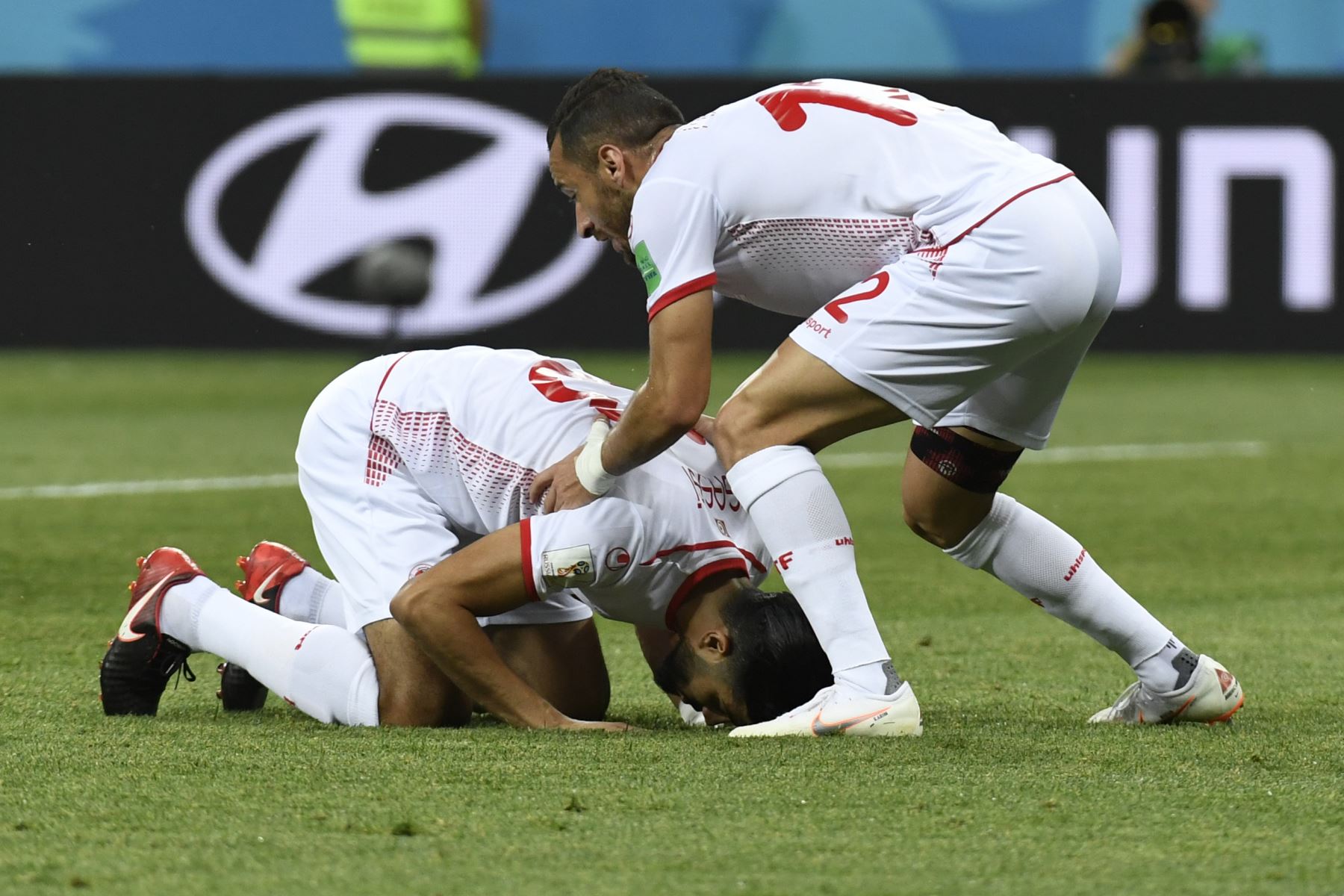 El centrocampista de Túnez Ferjani Sassi (L) celebra un gol durante el partido de fútbol de la Copa del Mundo Rusia 2018 Grupo G entre Túnez e Inglaterra.AFP