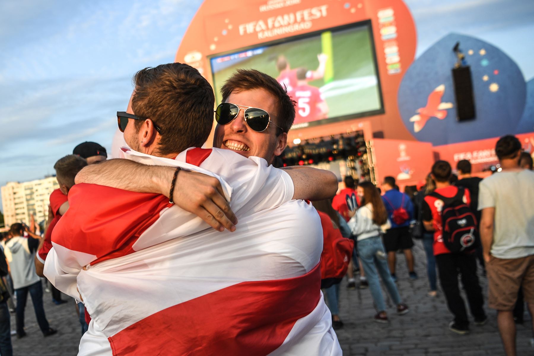 Los hinchas ingleses celebran el primer partido de su equipo en el área de Fifa Fan Fest en Kaliningrado mientras ven el partido de fútbol de la Copa del Mundo Rusia 2018 Grupo G entre Túnez e Inglaterra. Foto: AFP