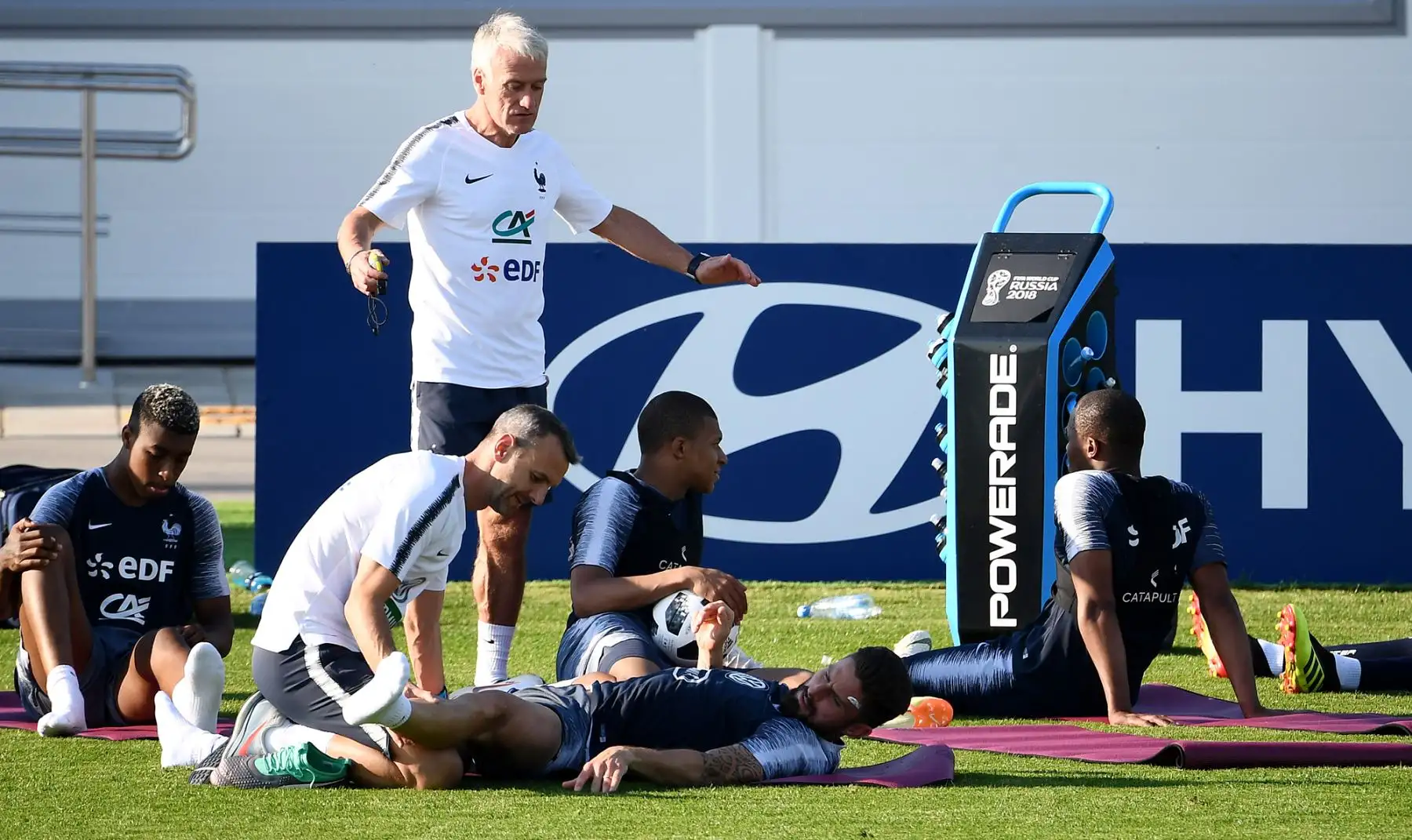 El entrenador en jefe de Francia Didier Deschamps (C) lidera una sesión de entrenamiento en el estadio Glebovets en Istra, al oeste de Moscú, antes de su partido de fútbol Rusia 2018 en el Grupo C contra Perú. Foto: AFP