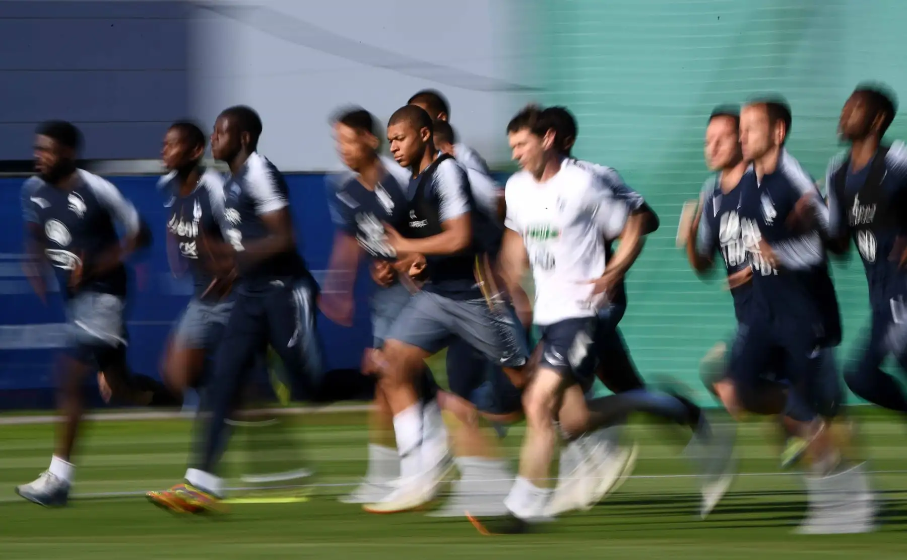 El alero de Francia Kylian Mbappe (C) corre con sus compañeros durante una sesión de entrenamiento, antes del partido de fútbol del Grupo C de la Copa Mundial Rusia 2018 contra Perú. Foto: AFP