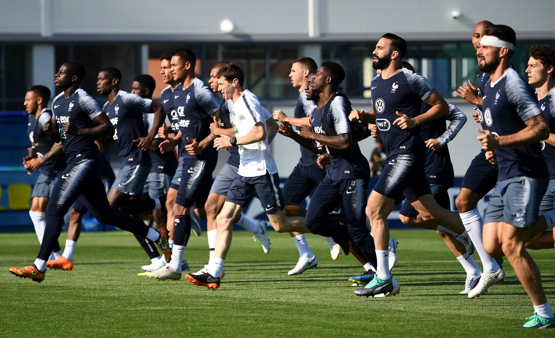 Los jugadores de Francia corren durante una sesión de entrenamiento en el estadio Glebovets en Istra, al oeste de Moscú, antes del partido de fútbol del Grupo C de la Copa Mundial Rusia 2018 contra Perú. Foto: AFP