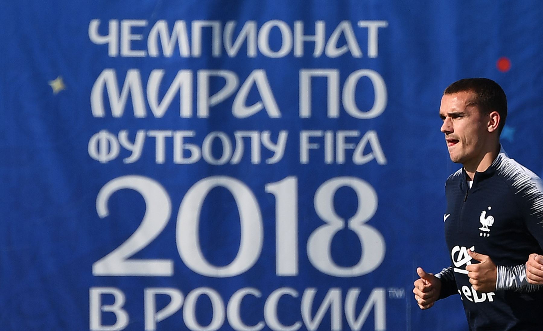 El alero de Francia Antoine Griezmann corre durante una sesión de entrenamiento en el estadio Glebovets en Istra, al oeste de Moscú el 18 de junio de 2018, antes de su partido de fútbol Rusia C del Grupo C de la Copa Mundial 2018 contra Perú. Foto: AFP