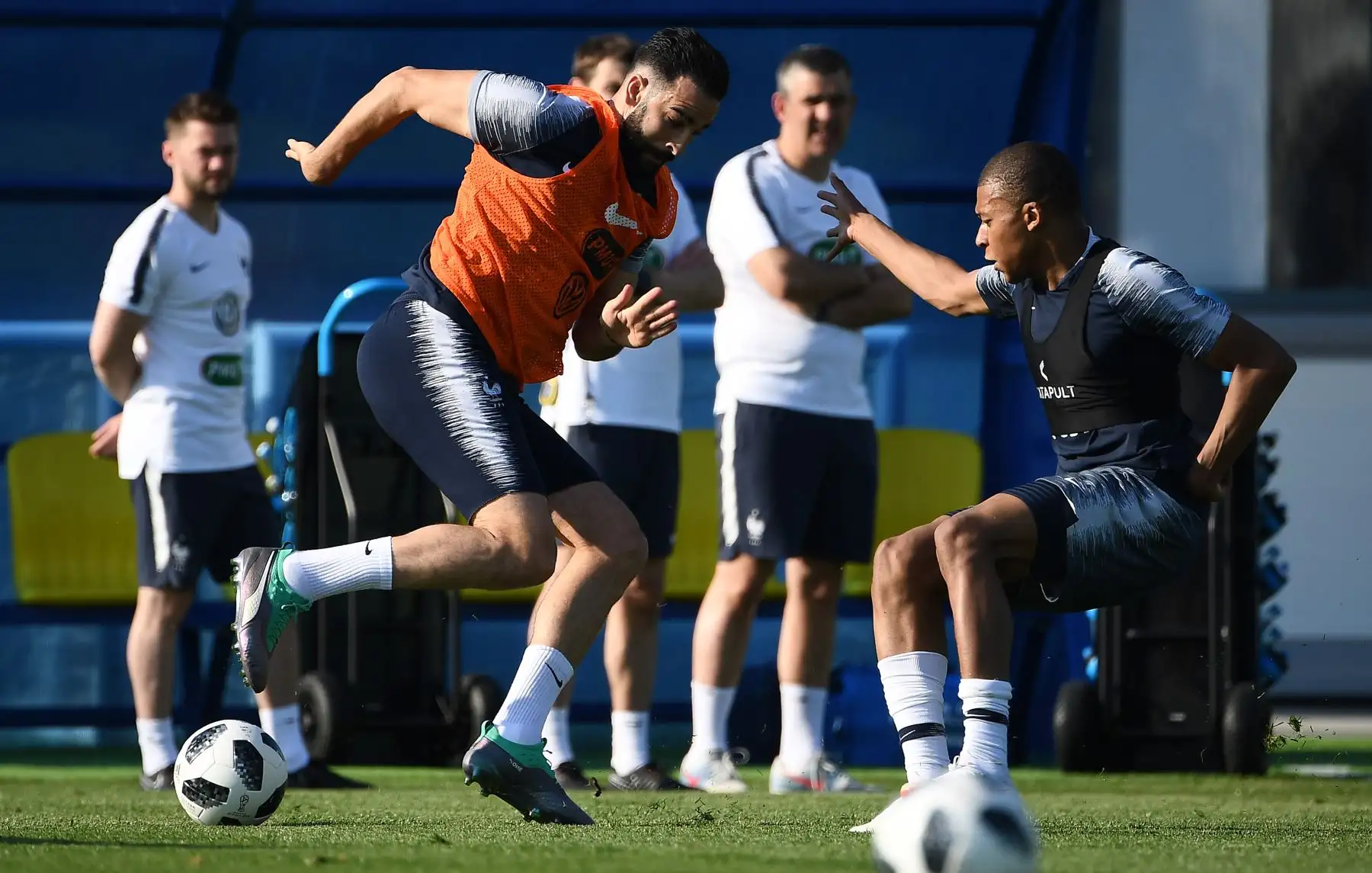 El defensor francés Adil Rami (L) compite con el alero francés Kylian Mbappe durante el entrenamiento al oeste de Moscú, antes de su partido de fútbol del Grupo C de Rusia 2018 contra Perú.