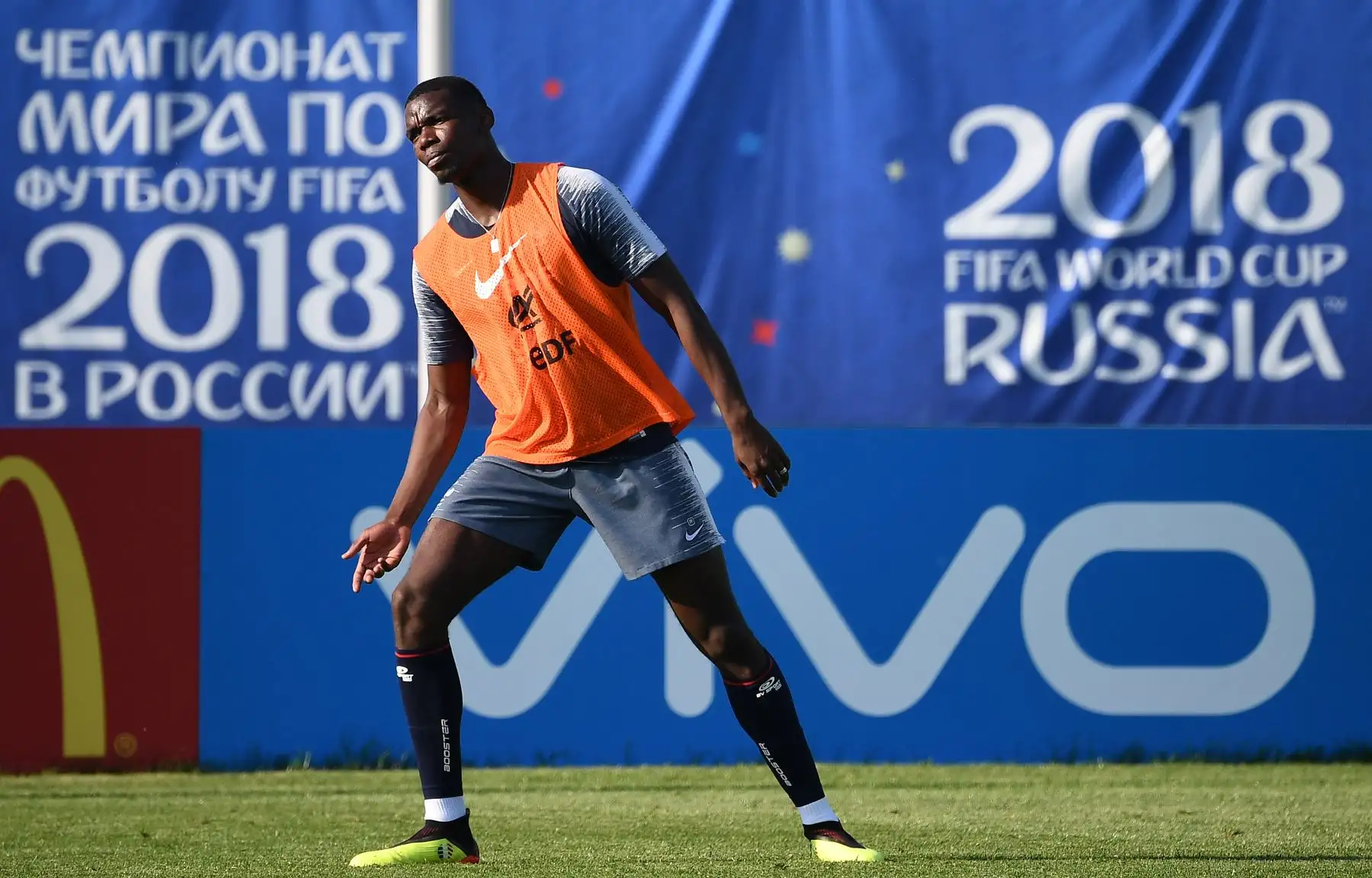 El mediocampista francés Paul Pogba reacciona durante una sesión de entrenamiento en el estadio Glebovets en Istra, al oeste de Moscú el 18 de junio de 2018, antes de su partido de fútbol del Grupo C de la Copa Mundial Rusia 2018 contra Perú. Foto: AFP
