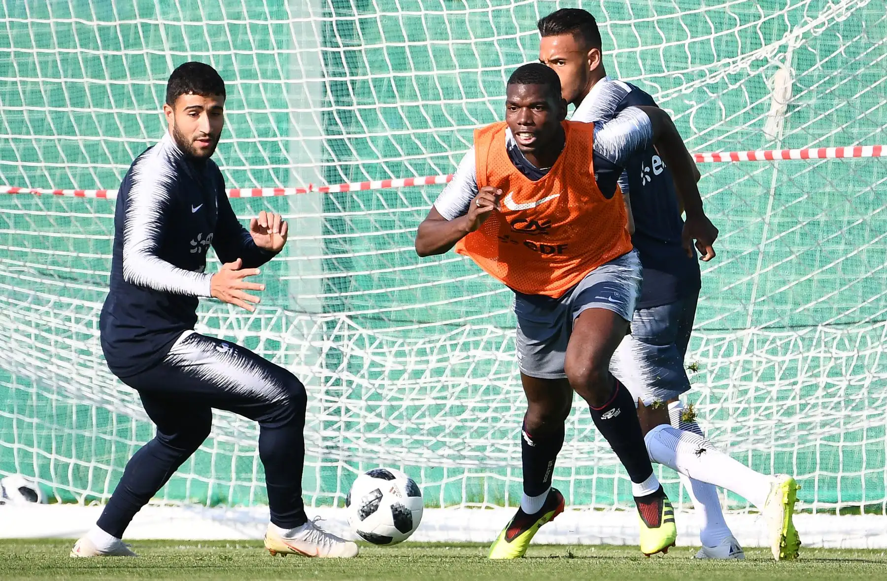 El centrocampista francés Paul Pogba (R) compite con el delantero francés Nabil Fekir (L) durante una sesión de entrenamiento en el estadio Glebovets en Istra, al oeste de Moscú el 18 de junio de 2018, antes del partido de fútbol del Grupo C de la Copa Rusia 2018 contra Perú. Foto: AFP
