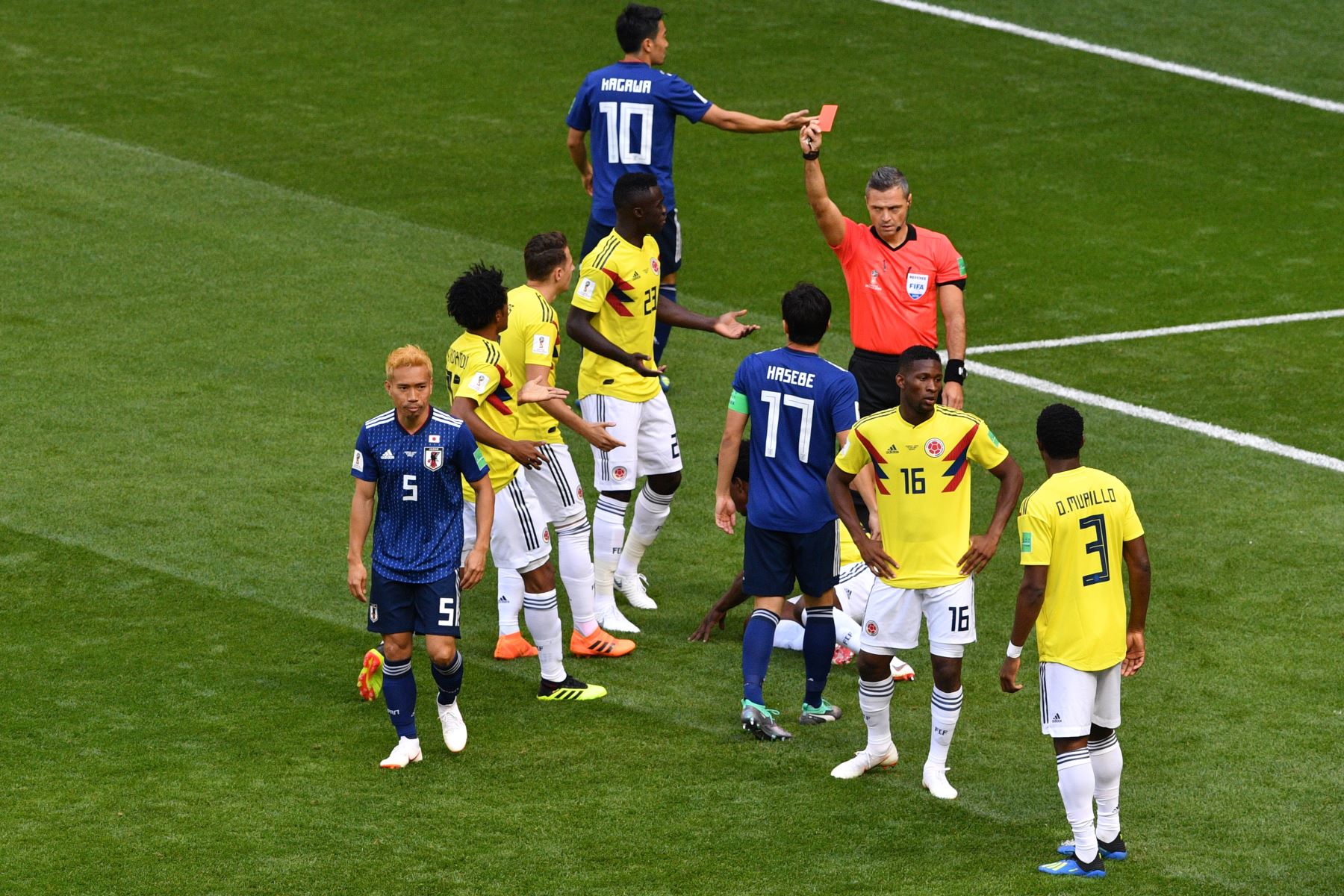 El centrocampista colombiano Carlos Sánchez (ausente) recibe una tarjeta roja del árbitro esloveno Damir Skomin, durante el partido de fútbol del Grupo H Rusia 2018 Mundial entre Colombia y Japón en el Mordovia Arena en Saransk el 19 de junio de 2018. Foto: AFP