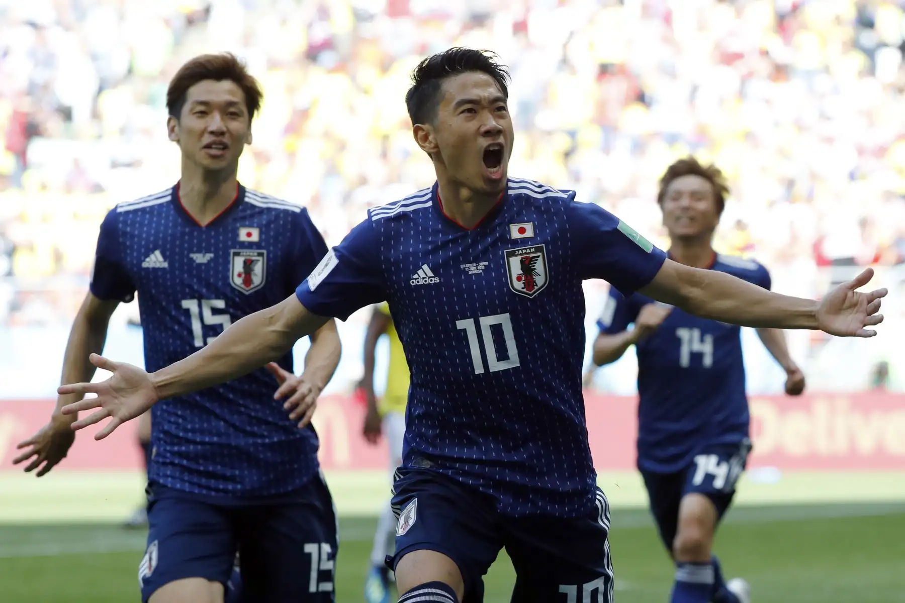 El centrocampista japonés Shinji Kagawa celebra con sus compañeros tras anotar un penalti durante el partido de fútbol del Grupo H Rusia 2018 entre Colombia y Japón en el Mordovia Arena en Saransk el 19 de junio de 2018. Foto: AFP