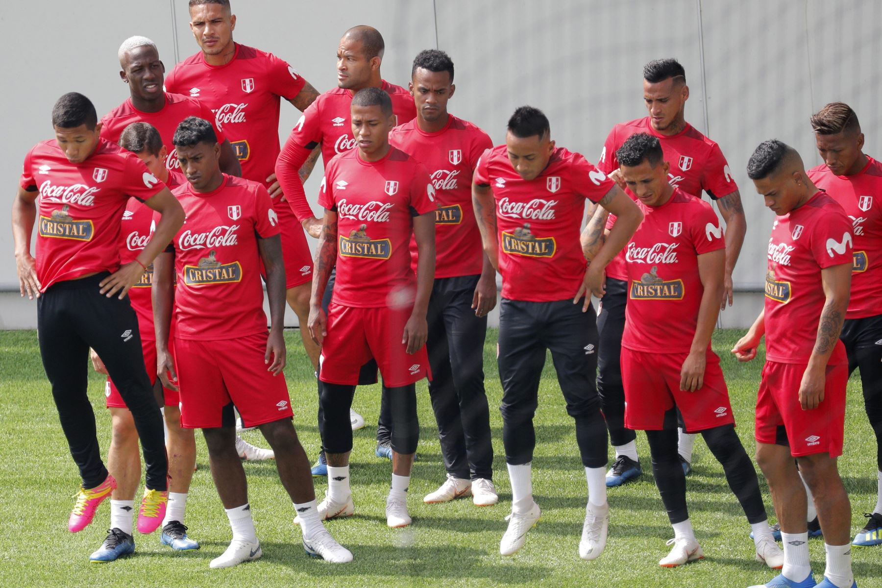 Los jugadores de la selección de Perú, durante la sesión de entrenamiento celebrada esta mañana en el estadio Khimki de Moscú, Rusia, de cara a su próximo partido frente a Francia, correspondiente al Grupo C de la primera fase del Mundial Rusia 2018, el próximo 21 de junio. EFE