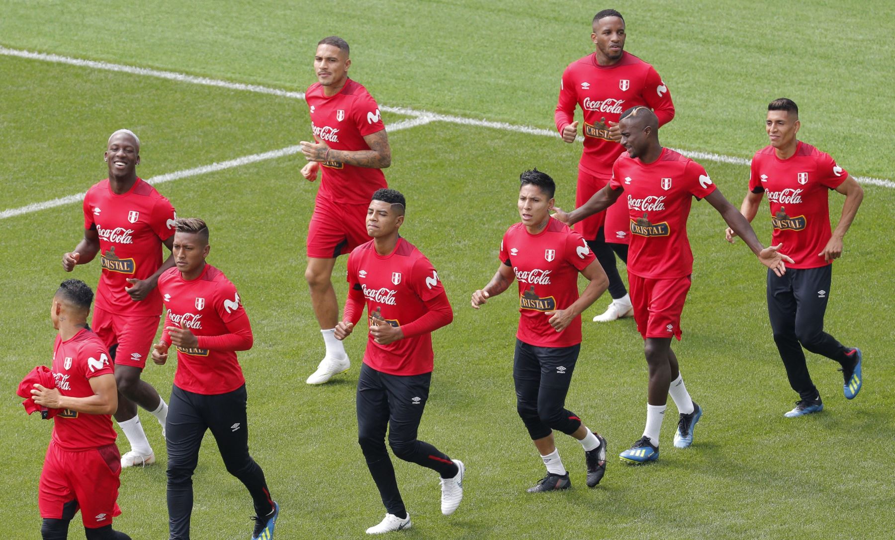 Los jugadores de la selección de Perú, durante la sesión de entrenamiento celebrada esta mañana en el estadio Khimki de Moscú, Rusia, de cara a su próximo partido frente a Francia, correspondiente al Grupo C de la primera fase del Mundial Rusia 2018, el próximo 21 de junio. EFE
