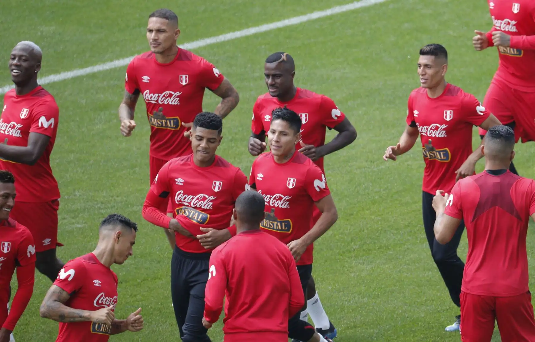 Los jugadores de la selección de Perú, durante la sesión de entrenamiento celebrada esta mañana en el estadio Khimki de Moscú, Rusia, de cara a su próximo partido frente a Francia, correspondiente al Grupo C de la primera fase del Mundial Rusia 2018, el próximo 21 de junio. EFE