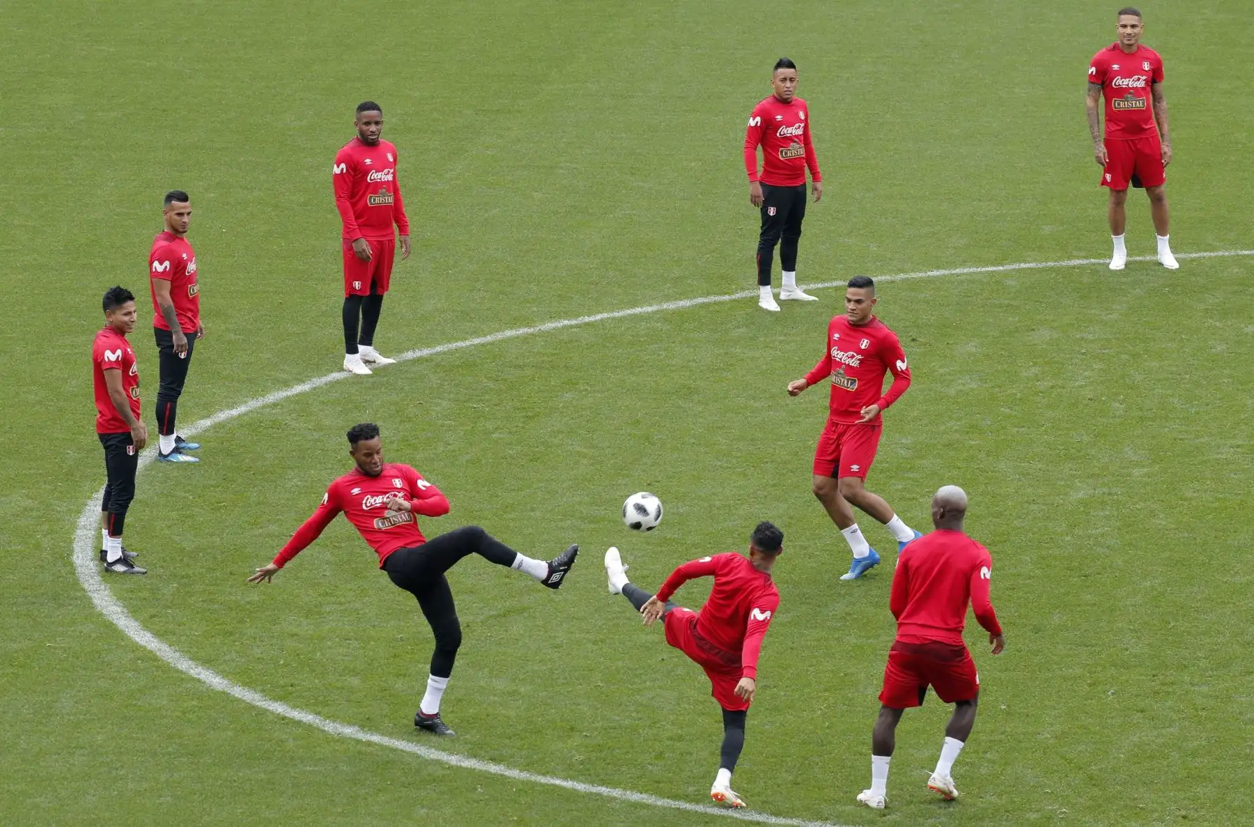 Los jugadores de la selección de Perú, durante la sesión de entrenamiento celebrada esta mañana en el estadio Khimki de Moscú, Rusia, de cara a su próximo partido frente a Francia, correspondiente al Grupo C de la primera fase del Mundial Rusia 2018, el próximo 21 de junio. EFE