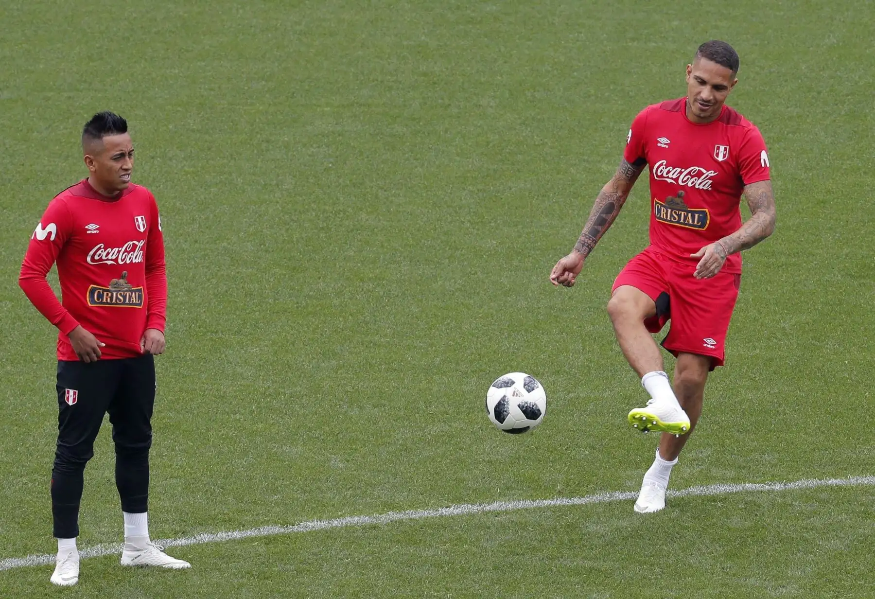 Los jugadores de la selección de Perú Paolo Guerrero (d) y Christian Cueva, durante la sesión de entrenamiento del equipo celebrada esta mañana en el estadio Khimki de Moscú, Rusia, de cara a su próximo partido frente a Francia, correspondiente al Grupo C de la primera fase del Mundial Rusia 2018, el próximo 21 de junio. EFE