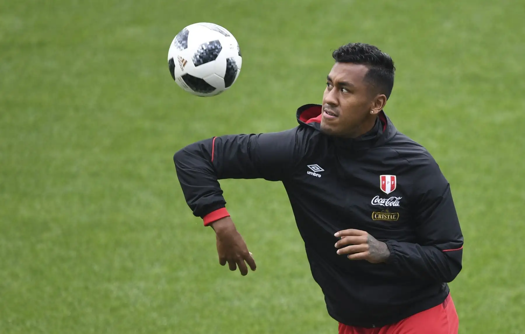 El centrocampista peruano Renato Tapia asiste a una sesión de entrenamiento en el estadio Arena Khimki, en las afueras de Moscú, el 19 de junio de 2018, durante el torneo de fútbol de la Copa Mundial Rusia 2018. / AFP