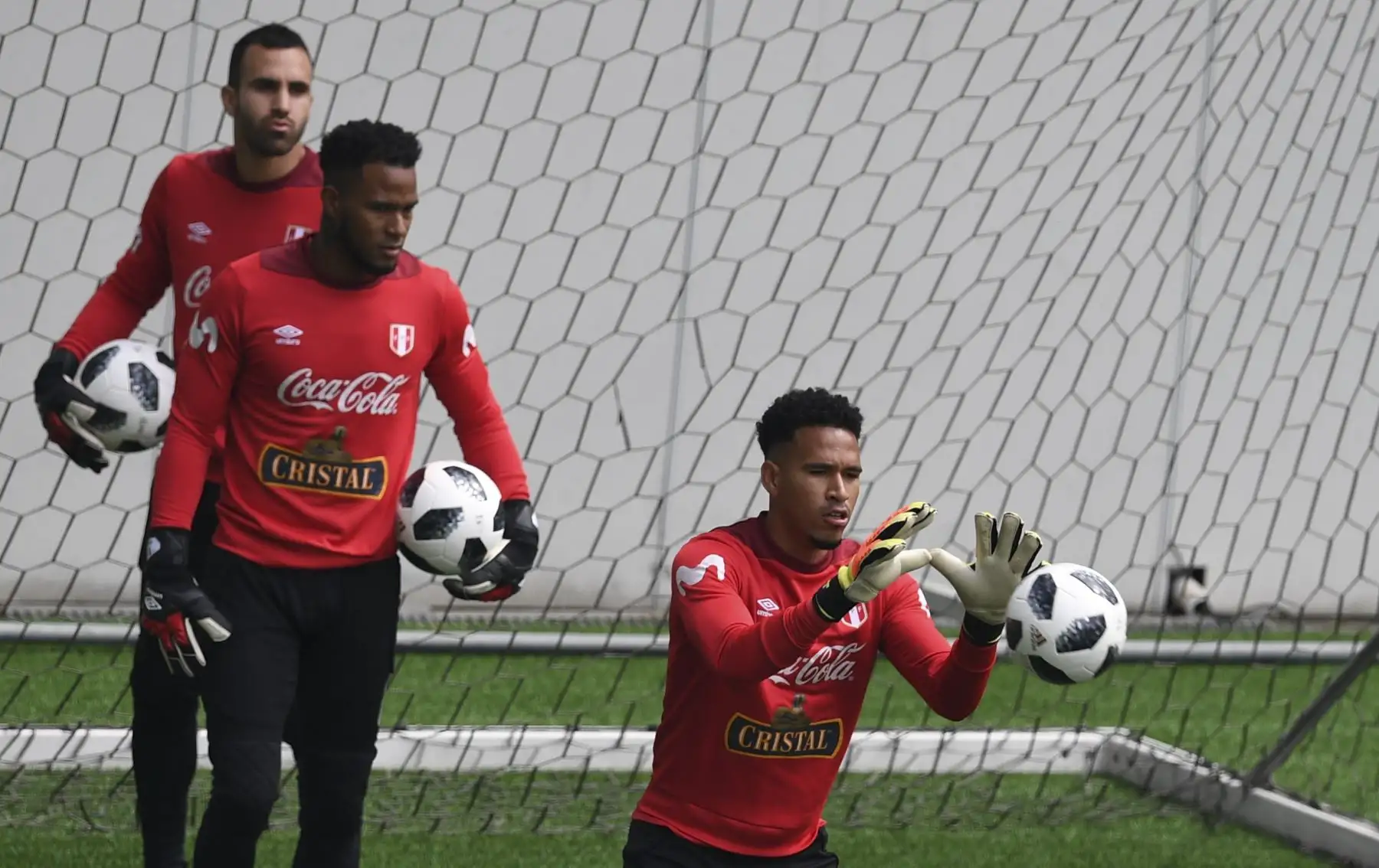 El arquero peruano Pedro Gallese (R) asiste a una sesión de entrenamiento en el estadio Arena Khimki, en las afueras de Moscú, el 19 de junio de 2018, durante el torneo de fútbol de la Copa Mundial Rusia 2018. / AFP