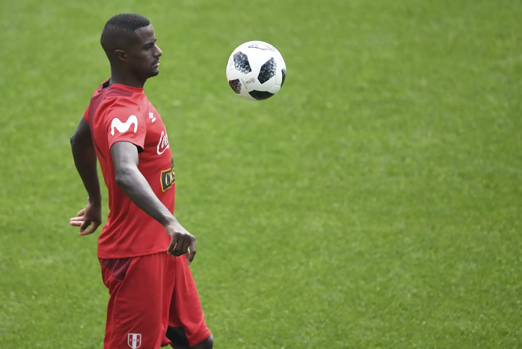 El defensa peruano Christian Ramos asiste a una sesión de entrenamiento en el estadio Arena Khimki, en las afueras de Moscú, el 19 de junio de 2018, durante el torneo de fútbol de la Copa Mundial Rusia 2018. / AFP