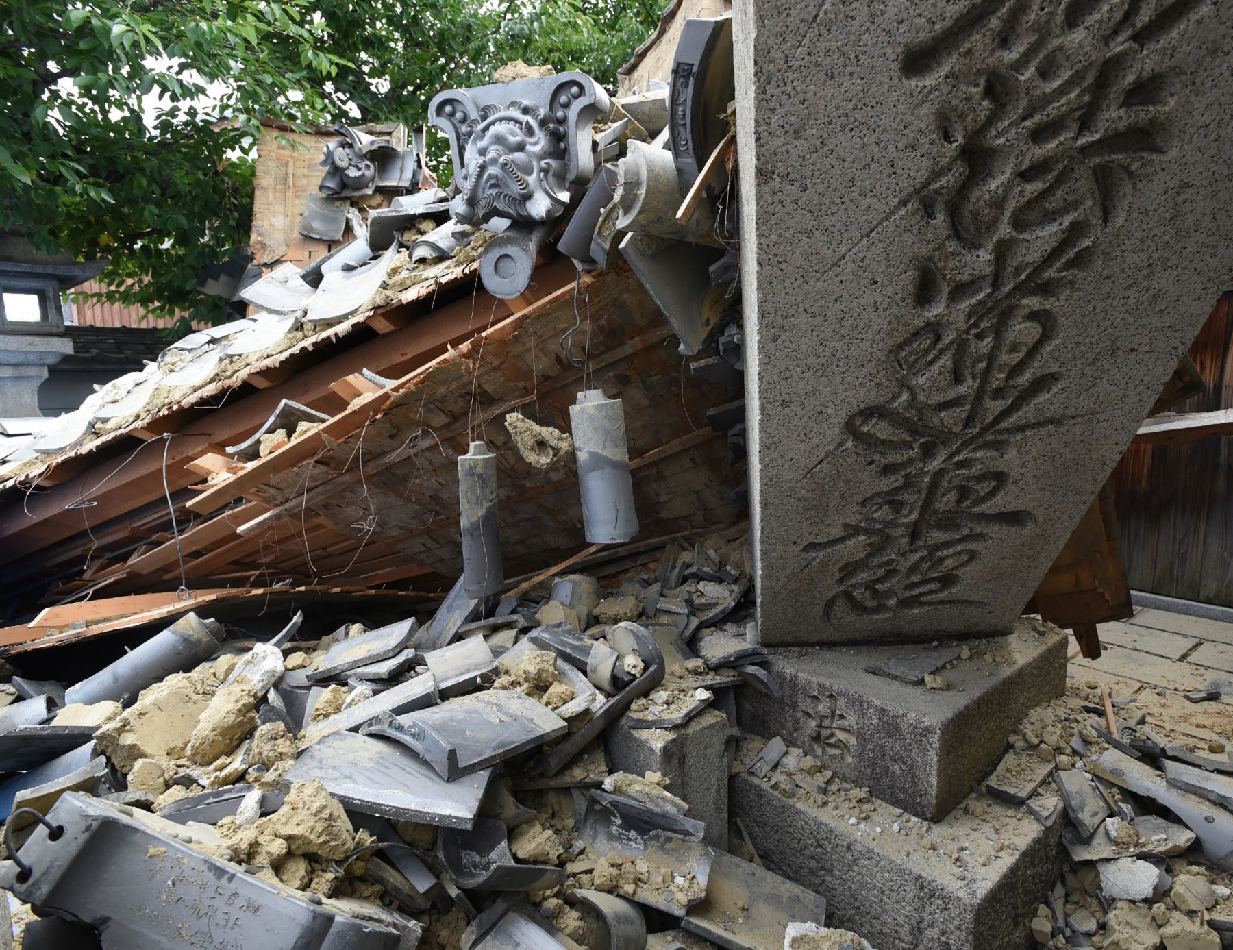 Esta imagen muestra una casa derrumbada después de un terremoto en la ciudad de Ibaraki, al norte de la prefectura de Osaka. Foto: AFP