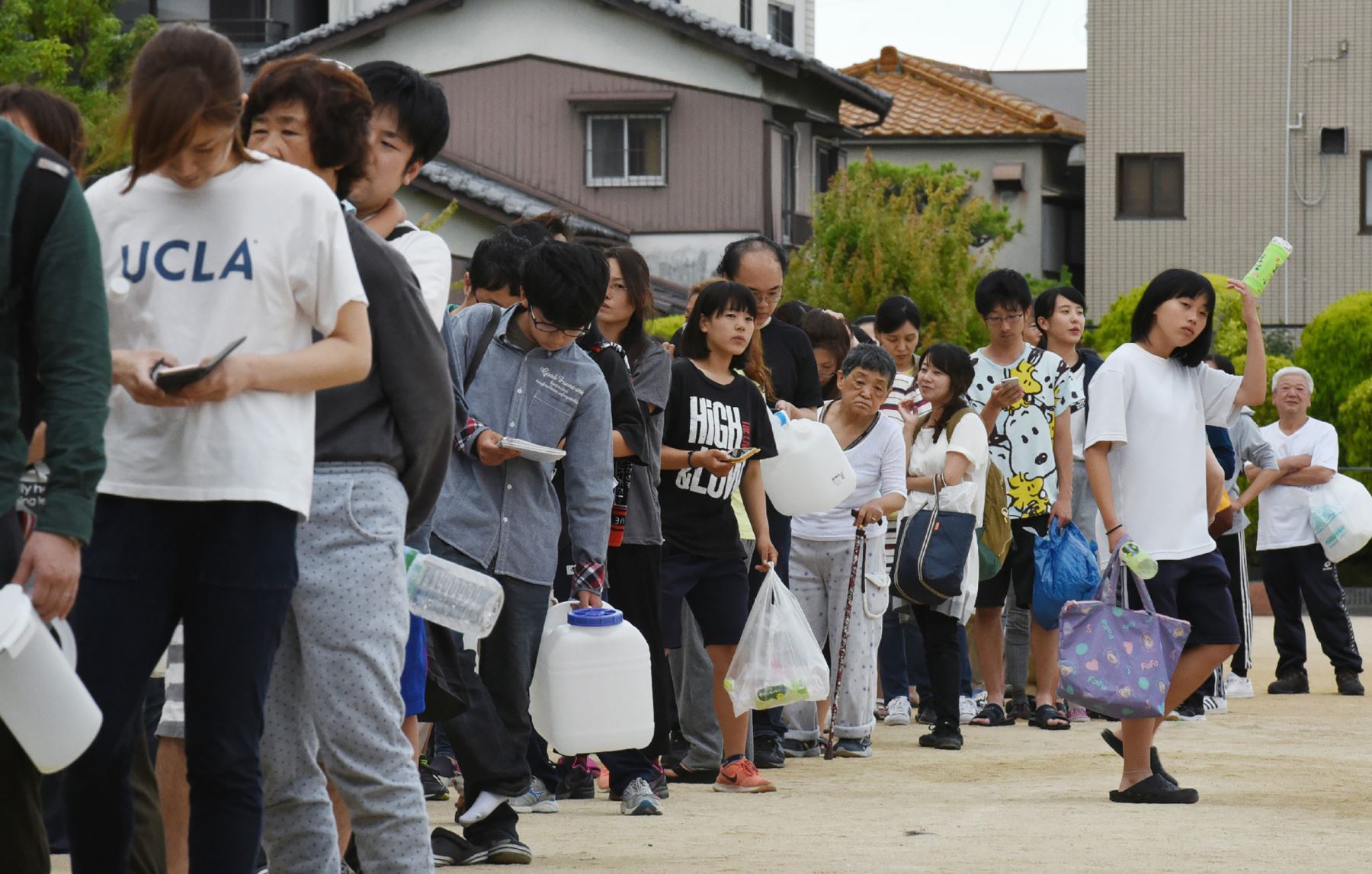 Los residentes hacen cola para obtener agua potable en una escuela primaria en Takatsuki, prefectura de Osaka. Foto:AFP