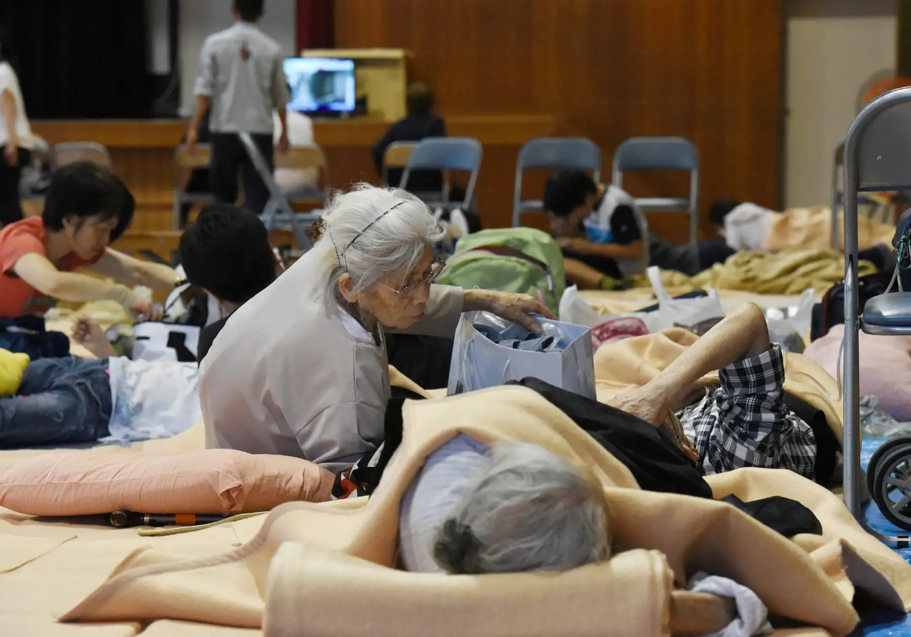 Los evacuados del terremoto descansan en un refugio en una escuela primaria en la ciudad de Takatsuki, prefectura de Osaka . Foto: AFP