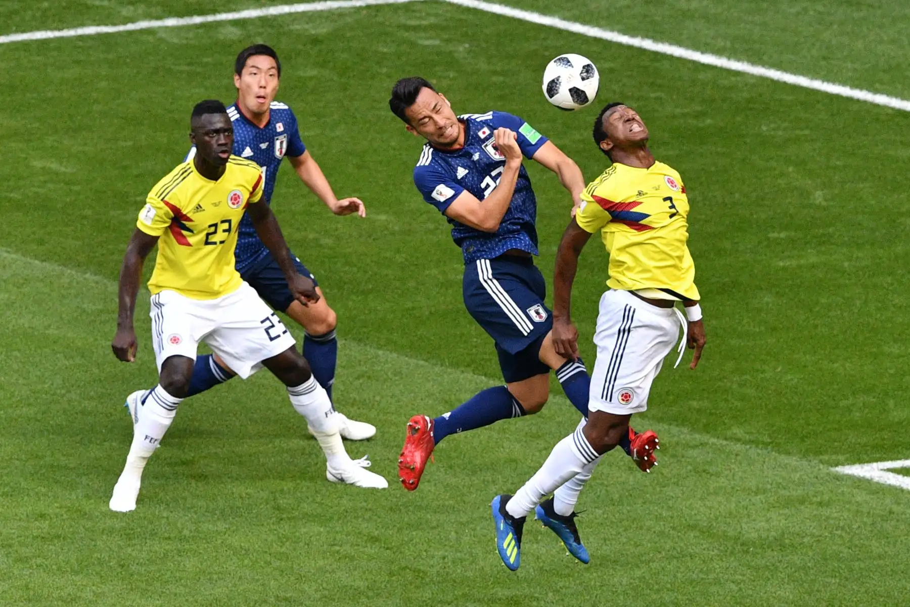 La defensora japonesa Maya Yoshida (2ndR) encabeza la pelota con el defensor colombiano Oscar Murillo (R) más allá del defensor colombiano Davinson Sanchez (L) durante el partido de fútbol Rusia 2018 Grupo H entre Colombia y Japón en el Mordovia Arena en Saransk el 19 de junio. 2018. / AFP