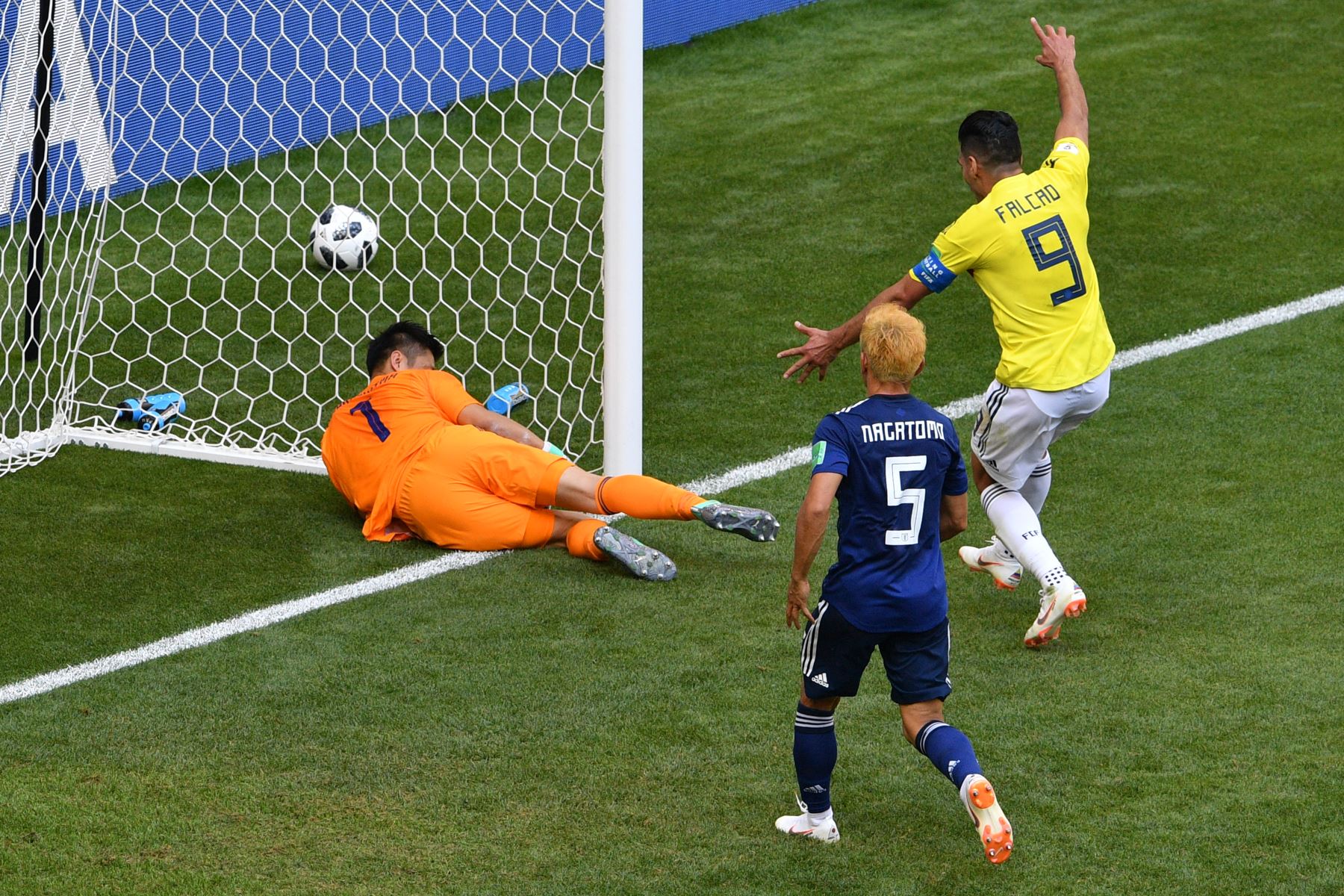 El portero japonés Eiji Kawashima no puede salvar el gol del centrocampista colombiano Juan Quintero (no visto) anotado durante el partido de fútbol del Grupo H Rusia 2018 Mundial entre Colombia y Japón en el Mordovia Arena en Saransk el 19 de junio de 2018. / AFP
