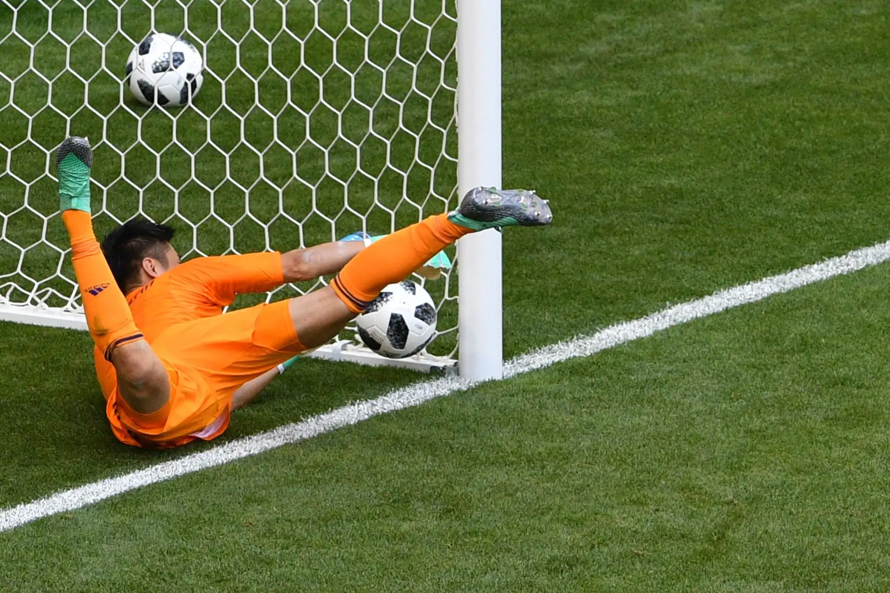 El portero japonés Eiji Kawashima no puede salvar el gol del centrocampista colombiano Juan Quintero (no visto) anotado durante el partido de fútbol del Grupo H Rusia 2018 Mundial entre Colombia y Japón en el Mordovia Arena en Saransk el 19 de junio de 2018. / AFP