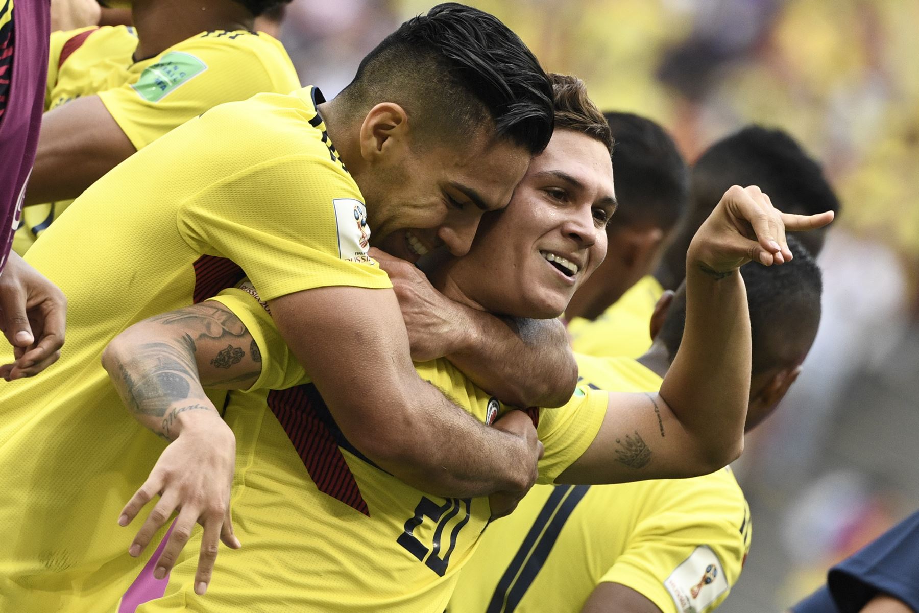 El centrocampista colombiano Juan Quintero (C) celebra con el delantero colombiano Falcao (L) y otros compañeros después de anotar un gol durante el partido de fútbol del Grupo H Rusia 2018 entre Colombia y Japón en el Mordovia Arena en Saransk el 19 de junio de 2018. / AFP