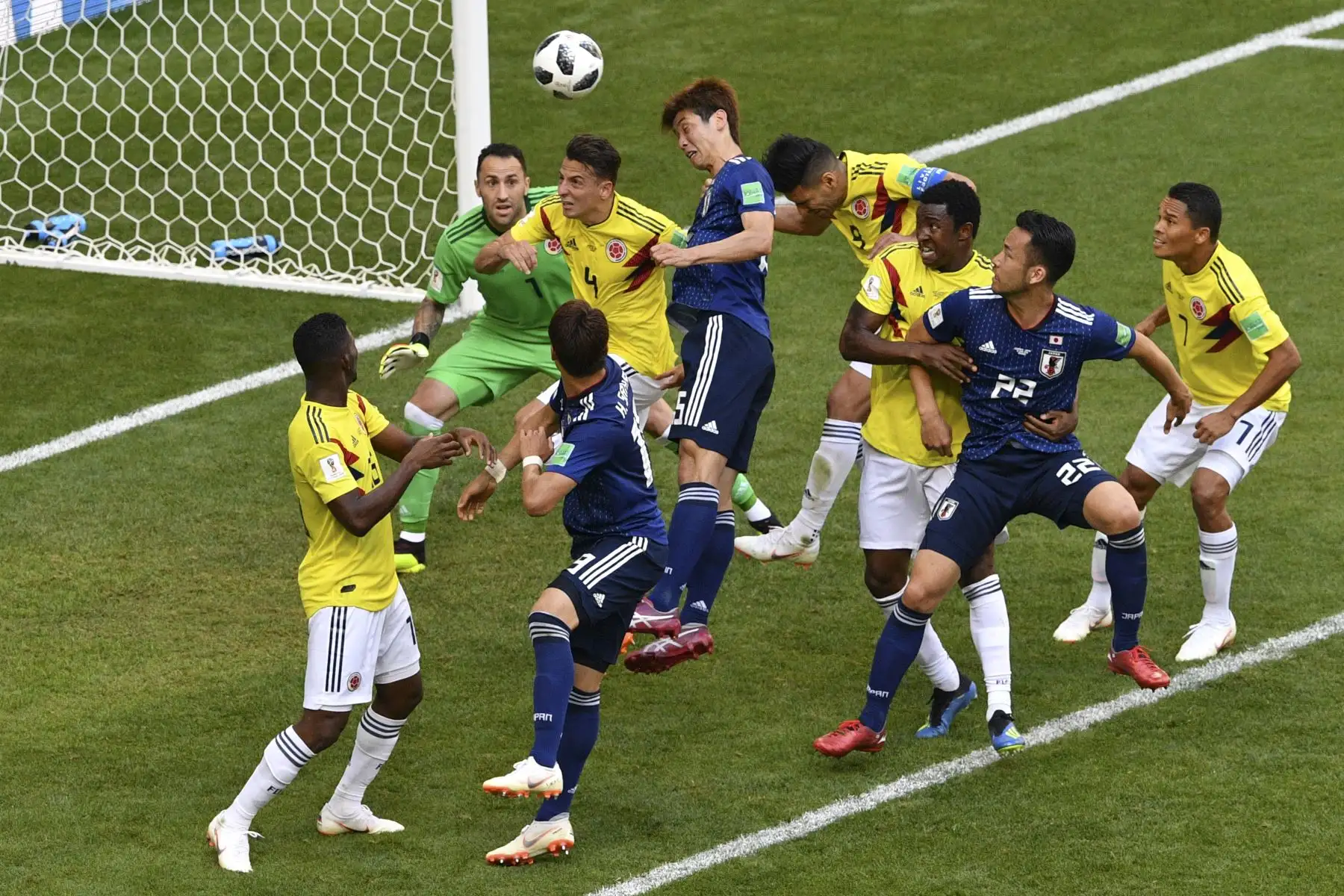 El delantero japonés Yuya Osako marca su segundo gol en el partido de fútbol del Grupo H de la Copa Mundial Rusia 2018 entre el Colombia y Japón en el Mordovia Arena en Saransk el 19 de junio de 2018. Foto: AFP