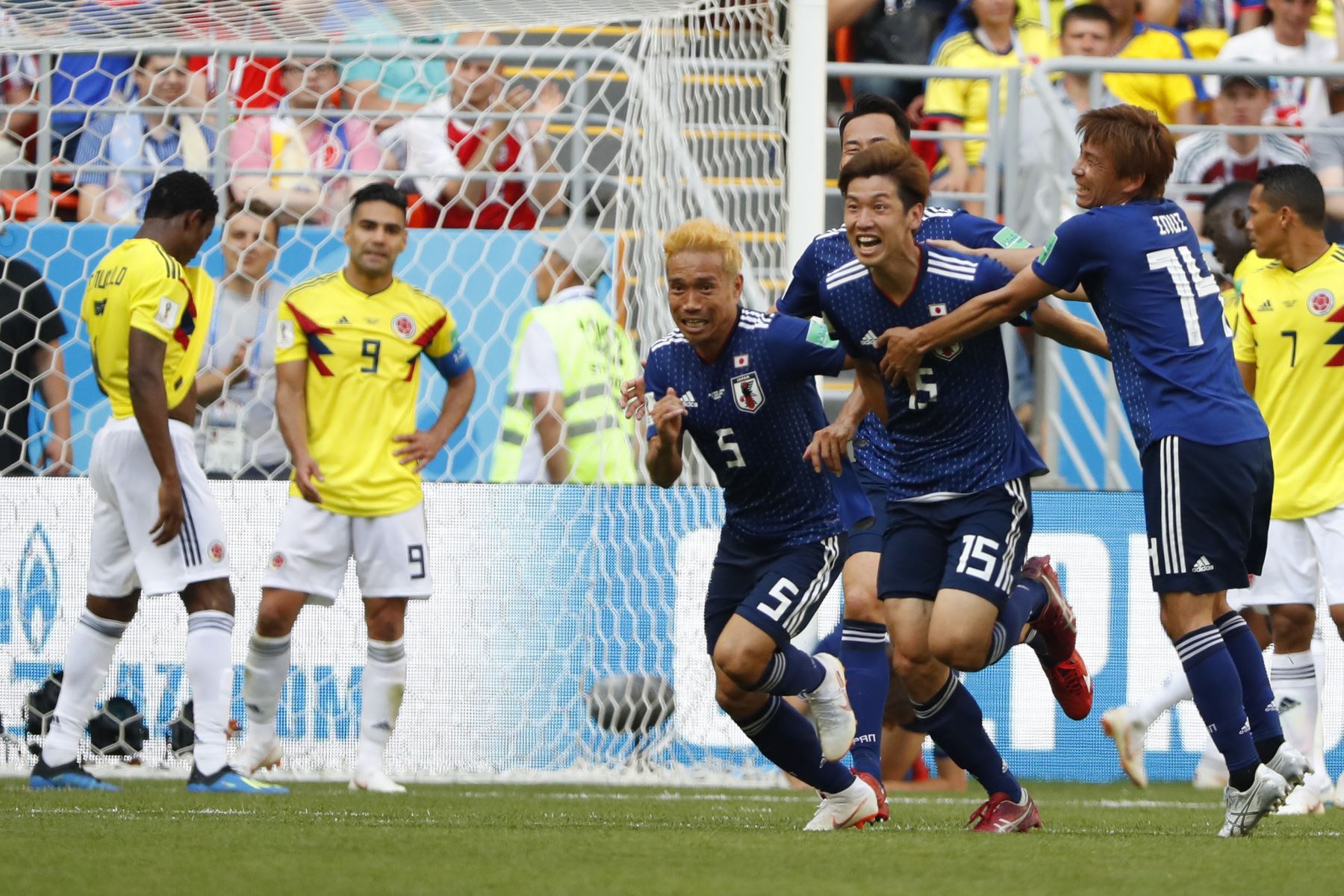El delantero japonés Yuya Osako marca su segundo gol en el partido de fútbol del Grupo H de la Copa Mundial Rusia 2018 entre el Colombia y Japón en el Mordovia Arena en Saransk el 19 de junio de 2018. Foto: AFP